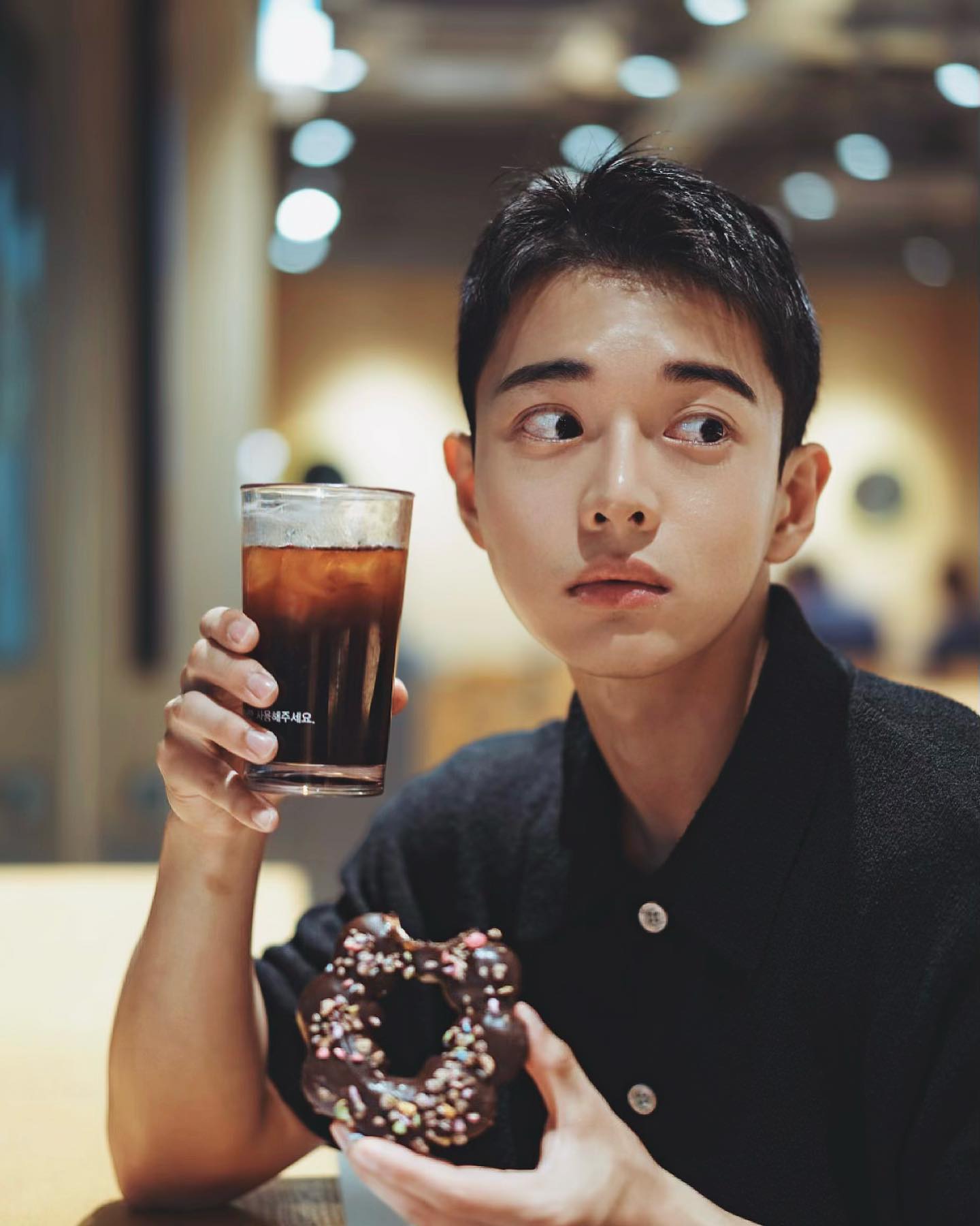 한입먹고 카메라 보여서 안먹은척🙄
📸 vamoment_ 
.
.
.
#던킨 #도넛 #추천 #맛집 #일상 #먹방