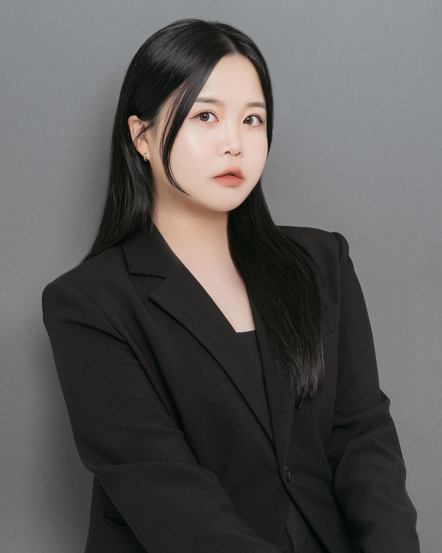 올해 29살 기록도 완료🖤

언젠간 꼭 헤메 일하러 가는거 아니고
내 프로필 찍으러 간다간다고 말했던 진우실장님네 라뷰스튜디오
드디어 갔는데 오늘 내가 스튜디오의 마지막 손님이었다..!
라뷰 스튜디오의 영업은 종료 되었으나
앞으로도 실장님의 멋진 활약 인스타로 보면서 안부 전해요.

🙌🏻

고생 많으셨습니다.
