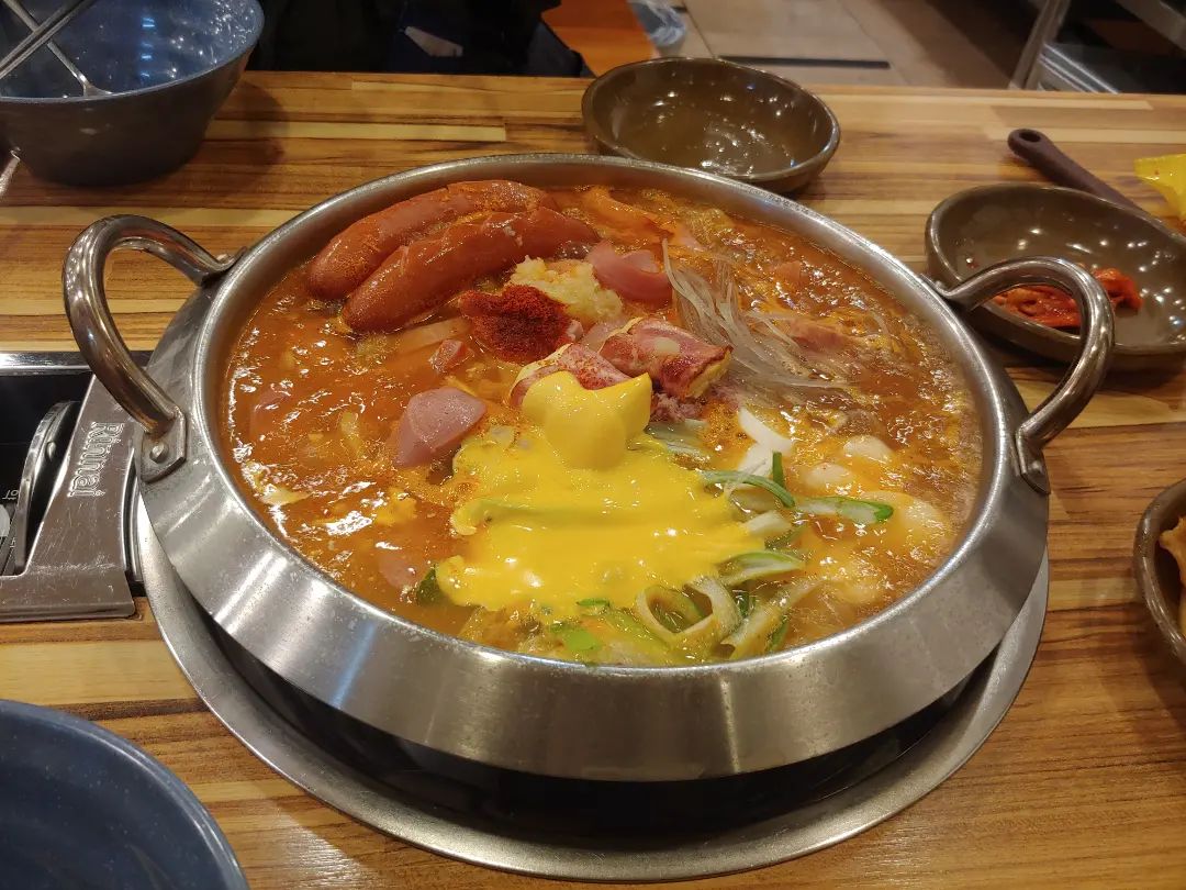 임꺽정 부대찌개 우리는 이메뉴 부대찌개 아니고 햄찌개라고
부른다
이유 햄이 너무 많아요
오리지널보더 차이나는 가격의 메누지만 그 값을 톡톡이 합니다
그리고 돌솥밥까지 충분히 선택할 이유가 있어요
오목교역에 있습니다
임꺽정 부대찌개