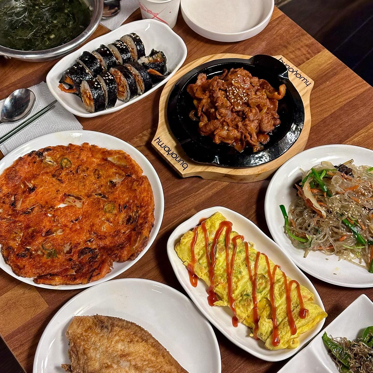 #협찬
안산 고잔동 - 🔺신할매전🔻

오늘은 안산 고잔신도시에 위치한  이모카세 ‘신할매전‘ 에 다녀왔습니다😄

’신할매전‘은 
기존 전집에서 사장님께서 리뉴얼로 
이모카세라는 메뉴를 준비하셨는데요!

기존에 있던 전종류와 닭볶음탕, 돼지 김치찜, 고추장찌개도 판매중이니, 참고하시면 좋을 것 같습니다👍🏻

🔸‘이모카세’ 20,000원 (1인당)

메인 매뉴인 닭볶음탕 or 돼지김치찜과 안주 10종 이상이 나오는 이모카세는

그날마다 다른 메뉴가 나오는데, 메뉴 하나 하나에 신경을 많이 쓰신게 보였습니다!

제가 오늘 먹은 메뉴로는 메인으로 닭볶음탕을 선택했고🐓

제육볶음 ,가자미구이, 오징어초무침, 매운어묵김밥, 김치전, 잡채, 계란말이, 미역국, 소세지볶음, 육전, 과일 등 

정말 든든하게 1~2차는 거뜬하게 먹을수 있게끔 나왔습니다!🙃

자리 이동을 귀찮아하시거나 첫끼로 마무리 하고싶다 하시는 분들께 적극 추천합니다!!👍🏻👍🏻

📍 주소 : 경기 안산시 단원구 광덕2로 185-4 104호
☎ 전화 : 0507-1371-3560
⏰ 영업시간 : 월,화,수,목, 15:00 - 24:00
  금, 토 15:00 - 02:00 
  일 14:00 - 24:00