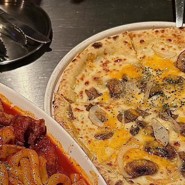  냠냠쨥쨥 on Instagram: "협찬) 감성 뿜뿜한 곳에서 맥주한잔💓
#아트몬스터강남점 #강남맛집추천 

🍴들어가기 전부터 느껴지는 힙한 감성!! 여행 온 듯한 느낌 듬뿍 받으면서 들어갔다! 들어가는 길이 모두 포토존💓

🍴들어가면 살짝 어두우면서 고급스러우면서 힙한 감성이 마구마구 느껴져요!! 완전 개성있게 잘 꾸며 놓으신 느낌

🍴매장은 1층과 2층으로 되어있고 넓어요!! 저는 2층으로 올라가서 앉았어요

🍴각자 인원수대로 팔찌를 주시는데 맥주 마실때에  팔찌를 한번 찍고 따라마시면 내가 마시는 양에 따라 가격이 책정되는 방식이에요! 그래서 조금씩 맛보기도 가능❤️

🍴마시기전부터 재밌고 신기했어요! 내가 직접 맥주를 따라마신다니><!!! 저 거기 있는 맥주 조금씩 다 맛봤다는 ㅋㅎㅋㅎ

🍴저 맥주 별로 안좋아하고 맥주보다는 소주파인데 여기 맥주 맛 무엇? 존맛탱이쟈나?!? 저 진짜 맥주의 맛을 알아버렸어요...⭐️

🍴안주는 키오스크에 팔찌 찍고 시키면 되는데 안주 진짜 존맛.. 트러플 고르곤졸라 피자가 진짜 ㄹㅈㄷ... 트러플 향이 확 올라오면서 부드러우면서 진짜 미쳤.. 글 쓰고 있는 와중에도 입에 침고였어요😋

🍴순살 치킨 떡볶이도 먹었는데 살짝 매콤하면서도 맛있어요! 저 완전 맵찔이인데 매워하면서 꾸역꾸역 맛있게 다 먹었다는 ><

🍴강남에서 맥주한잔 하고싶다면? 아트몬스터로 달려가기‼️‼️

🚨아트몬스터 계정에서 맥주, 매장 소식을 알 수 있어요 확인하러 ㄱ ㄱ 🚨

📍서울 강남구 테헤란로1길 28-3
⏰화수목금토
  17:00-01:00 
  일
  15:00-23:00
  월(12/25 성탄절) 
  15:00-23:00
 
 ”알코올은 발암물질로 지나친 음주는 간암, 위암 등을 일으킵니다. 임신 중 음주는 기형아 출생 위험을 높입니다. “
 

#강남맛집 #강남역맛집 #강남술집 #강남데이트 #강남역술집 #강남핫플"