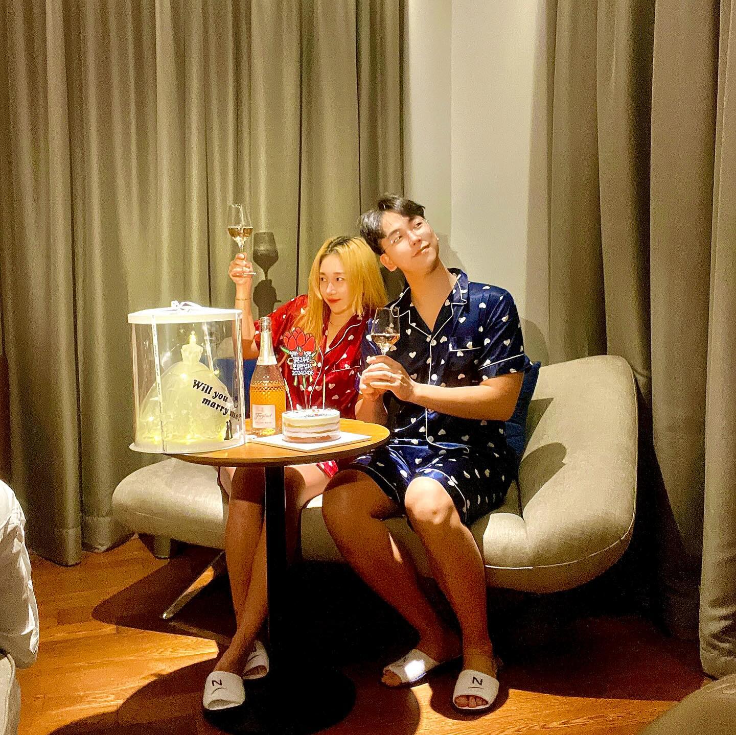 🎉🎊

so sweet today! ❤️‍🔥

연애 생각은 물론이고, 
결혼 생각도 없었던 나에게
결혼 2주년이라니!

서른세 살의 나를 쫓아다니던 20대 남친이
4년이 지난 지금 30대가 되어 내 옆에 남편으로 있다는게
웃기면서 신기하고 또 고맙기도 하고.

덕분에 재미있게 연애도 했고,
지금도 연애하는 것처럼 살고 있는 것 같아.

항상 하는 말이지만
앞으로도 지금처럼 재미있게 잘 살자!

항상 고맙고 🫶🏻!