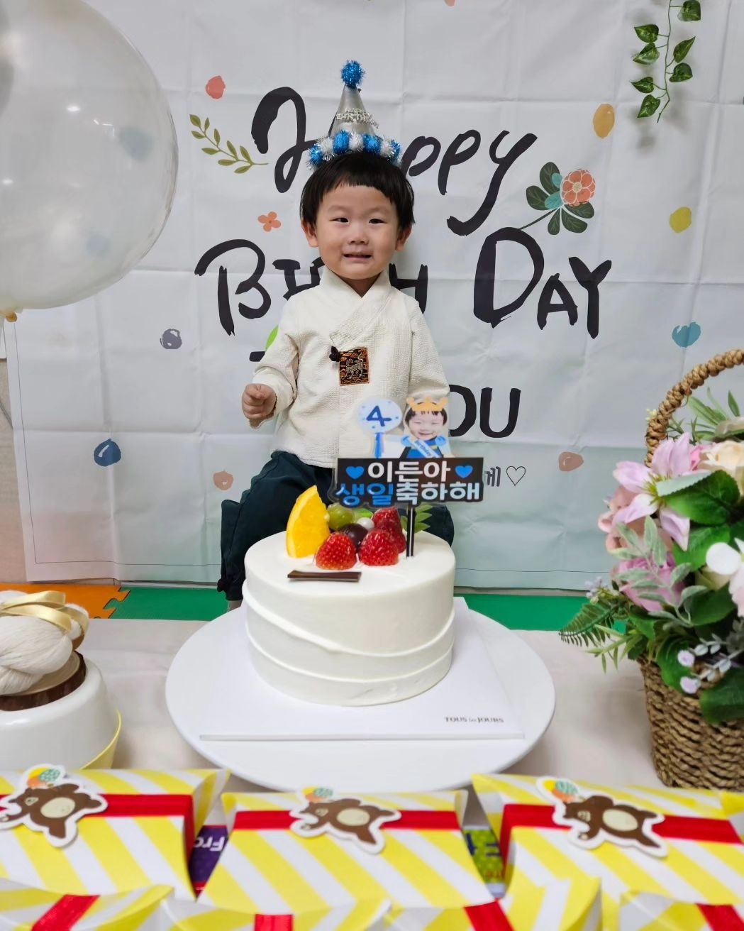 우리 둘찌 든이 생일♡

우리 작은 쪼꼬미
생일 추카해♡

요새 엄빠가 많이 바빠서 못챙겨써ㅜㅜ
대신 주말에 모든 에너지를 퍼부을게야!!

언제 크냐 했는데..벌써 엉니마네ㅋㅋ
촛불도 불줄알고
(저 표정 형아 따라하는거?)

어느 각도를 찍어도 몬슁긴 우리 몬나니♡
#실물주의🚫 #든며버림 #든며드는중 
#두찌는사랑입니다❤️
#36갤나는야삼살엉아