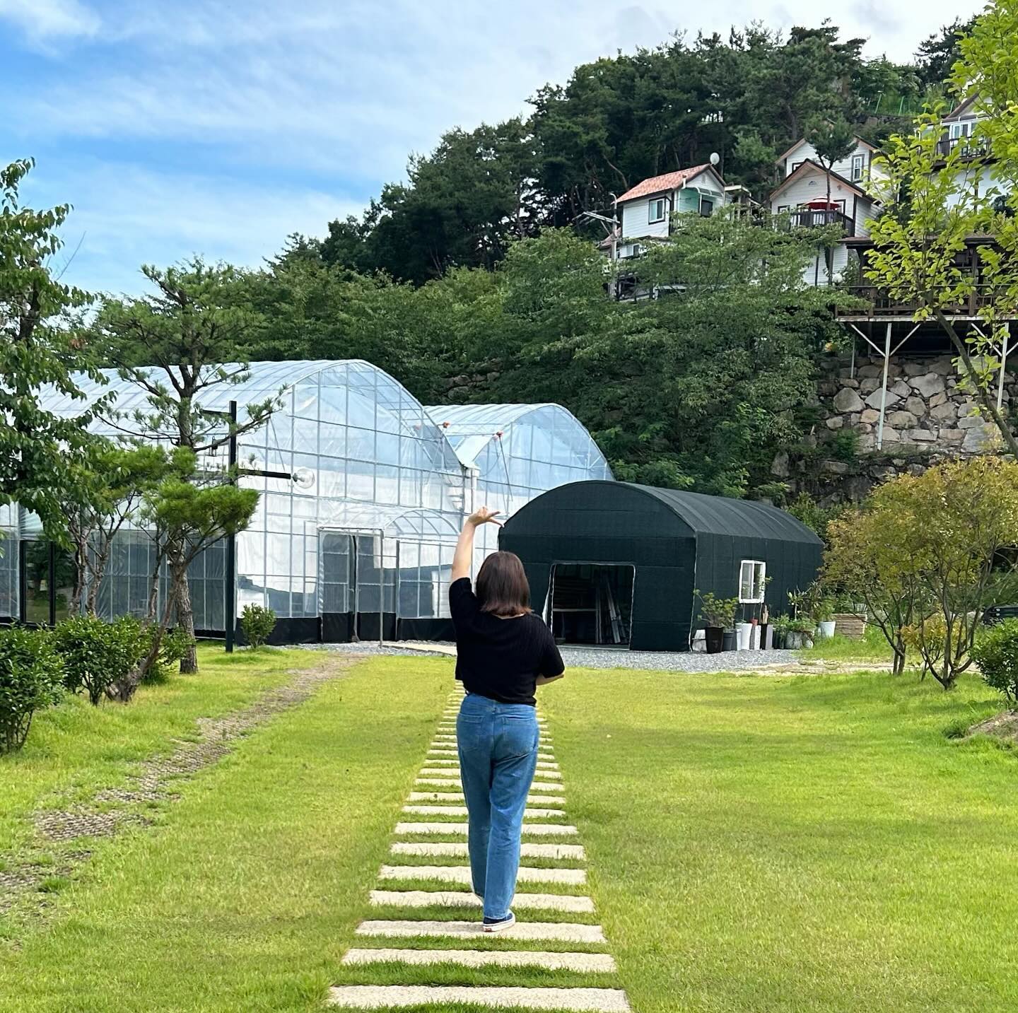 #작괘원림
여기는 쑥🌱이 시그니처 여서 쑥라떼, 쑥밀크가 있는데
헣허,,, 쑥은 우리st아니어서,, 🥲
아인슈페너랑 딸기스무디 그리고!̐̈ 빵!̐̈ 마싯더🫢옥수수빵🫶🏻
으어엄처어엉 넓디 넓은 카페🥯☕️
야외공간이 푸릇푸릇🪴🌿 힐링그잡채 ~! 너무 좋았던!̐̈
(이런 넓은땅이 내땅이옸으면 집지어서 마당에서 캠핑도하고 큰맹견도 키우고 멈무들이랑 놀면서 ~라는 상상도 하고 ‎ࠅㅣ득ࠅㅔ득 )
또 여기는 비닐하우스 안에서도 먹어도되고~ 야외에서도 가능하고~
애견동반도 가능해서 멈무도 봐따🐶💚
주차공간도 넓어서 합격👍🏻 
청귤이 다 떨어져서 청귤에이드 못먹었지만🥲 담에 와ㅏ서 먹어야디🍊