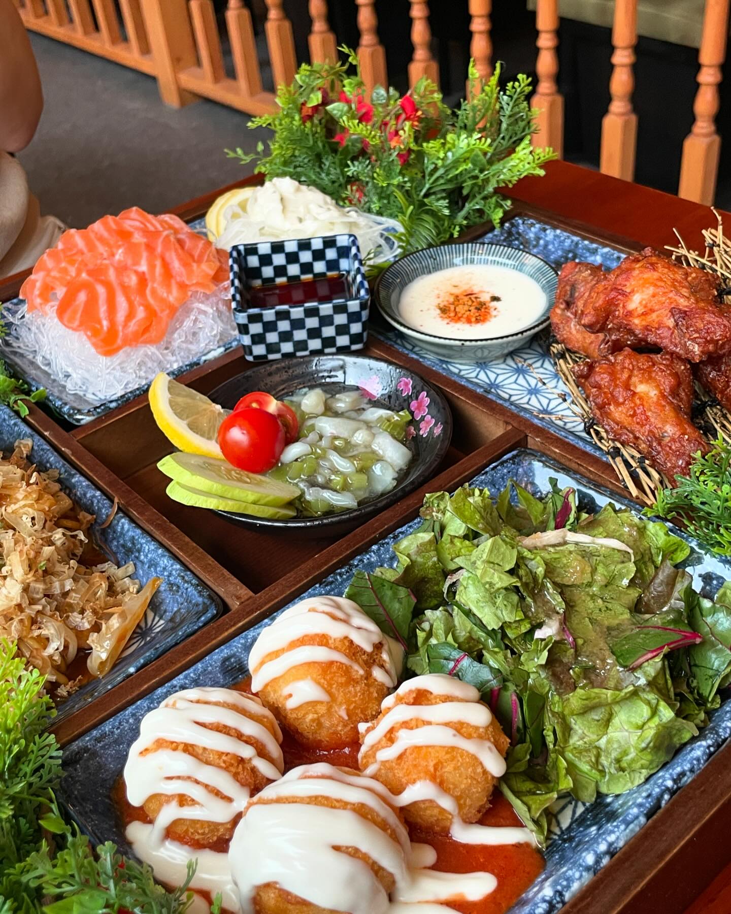 간만에 칭구랑 #홍대 나들이 다녀왔어요! 
요기 너무 가성비 쩔더라고요 〰️
안주가 오마카세처럼 나오는 맛집 ㅎㅎ
게다가 330ml 생맥주가 1900원이라는 🧡

📍토리엔비어 본점
서울 마포구 잔다리로 6 2층 토리엔비어 본점

📍메뉴 
• 토리엔비어 오마카세 25,900₩