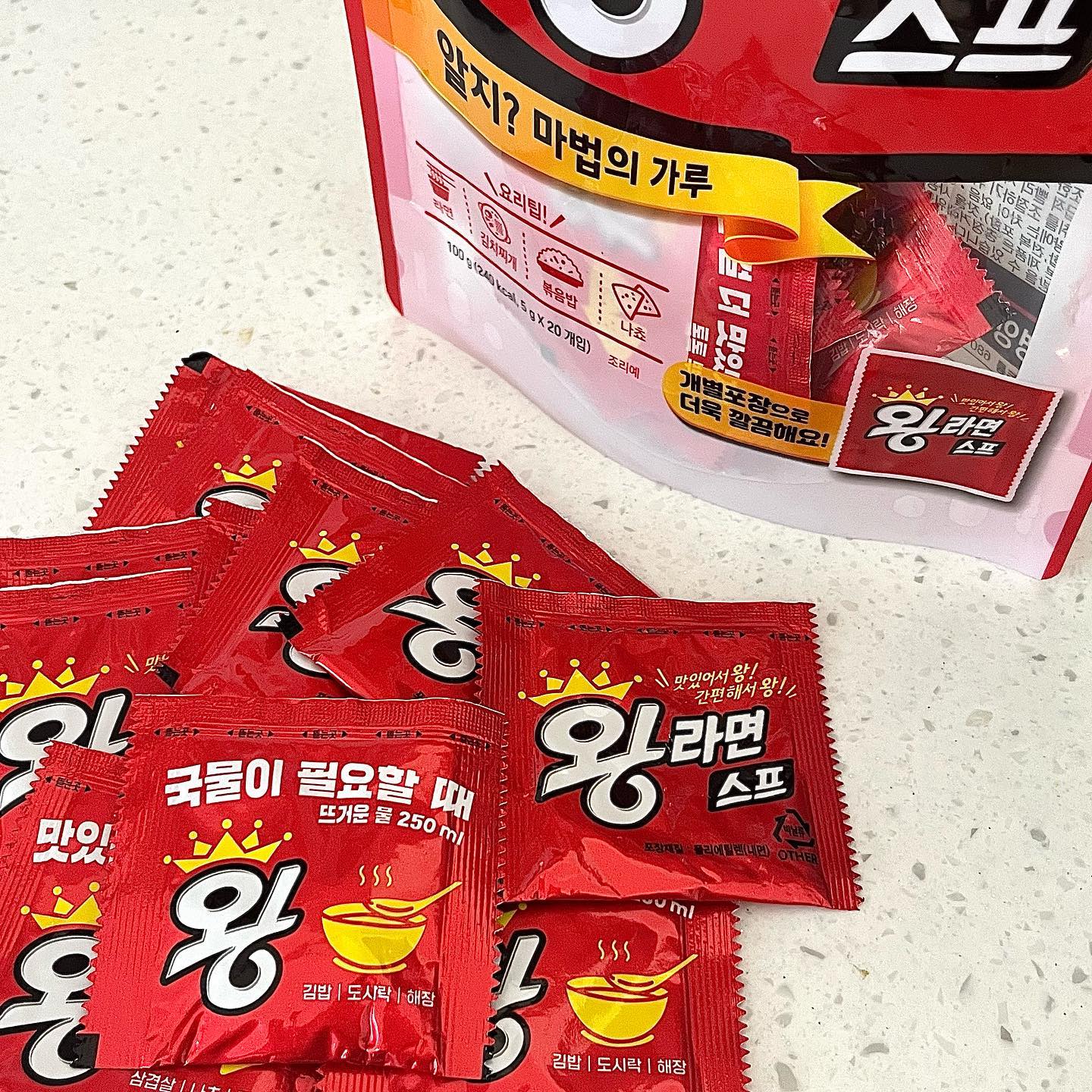 #제품협찬 
팔도 왕뚜껑 왕라면 스프 20개입 🍜

⠀⠀
팔도에서 나온 왕뚜껑 라면 “ 스프 ” ❕
라면이 아닌 스프만이 여러 개 들어 있는 제품

평소에도 집에서 김치만둣국을 끓여 먹을 때
집에 남아 있는 라면스프로 국물맛을 내곤 했당
이것저것 응용 요리를 좋아하는 분들께 추천 또 추천

물 + 왕라면 스프만으로 국물 육수내기 클리어
김치만두만 넣어 끓여 주면 순식간에 만둣국 완성
다양한 국물 요리, 계란찜, 라면땅을 만들어 먹어도 좋고

가끔 국물 땡길 때 뜨거운 물에 스프만 넣어
휘휘 저어 뜨끈하게 먹어도 좋을 것 같다 (•̀ᴗ•́)و ̑̑ !!!!

⠀⠀ 
-
Copyright 2024. 𝐦𝐚𝐧𝐧𝐲𝐚𝐦𝐨𝐨
All rights reserved.

⠀⠀