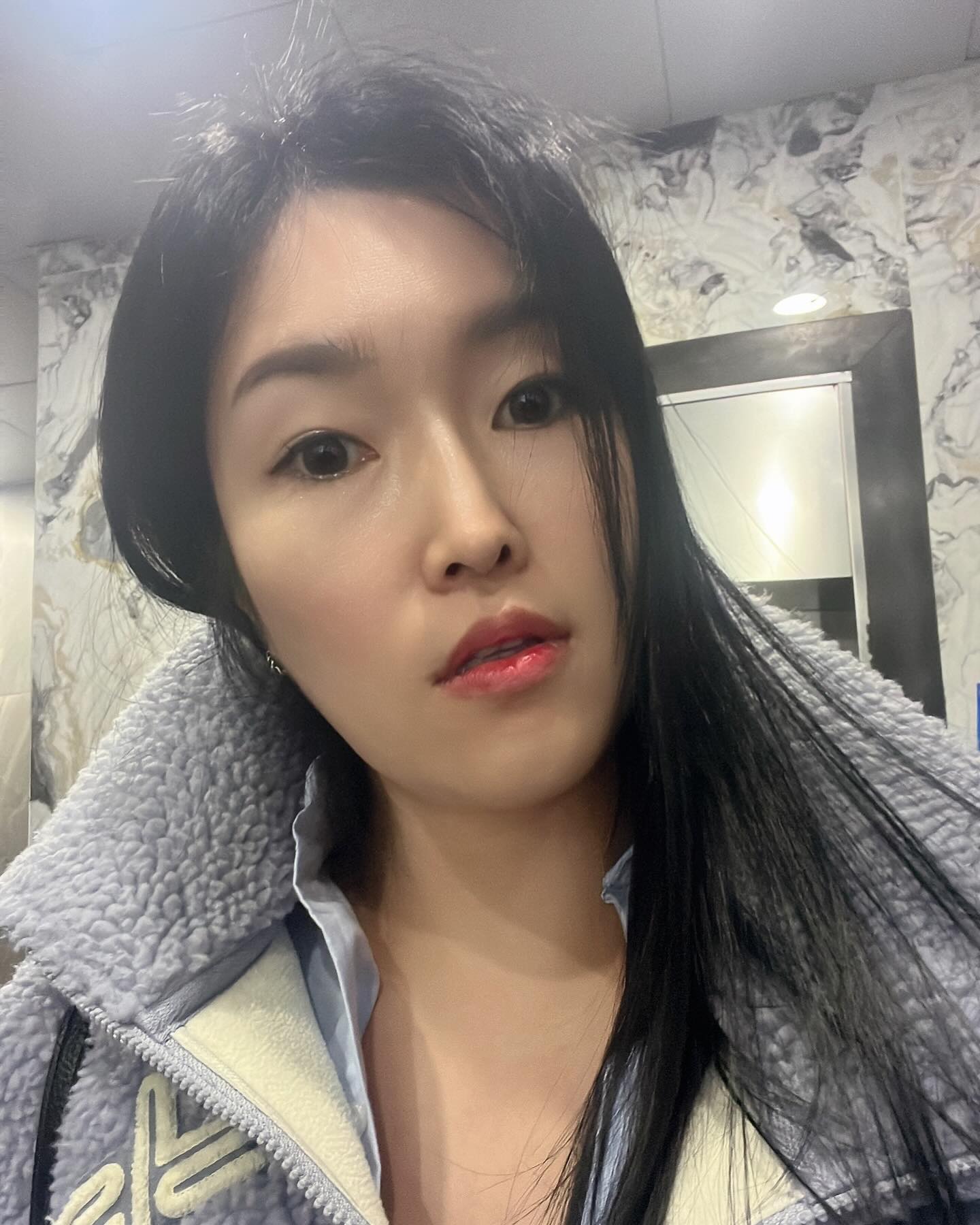 #협찬 #엘디아헤어 
eldiahair_official

겨울이니카~ 
블루블랙으로 톤다운!! 해봤죵 ~ 
약간의 쎈엄마 느낌이지만 ㅋ
넘 맘에 들어서 사진 오백장 ^^ 
클리닉까지 해서 그런지 머릿결도 상하지 않고

헤어컬러도 넘나 내 스타일인데 
1회용 샘플까지 챙겨주시는 
친절한 디자이님들덕에 
반해서 또올랍니당~! 강추⭐️💙🫶🏻

경기도광주
초월역 내리자마자 투썸플레이스 빌딩 2 층에 있어요

주소👇👇
경기 광주시 초월읍 경충대로 1078 (쌍동리) 2층 202호

#협찬 #초월역미용실 #초월역염색 #초월역남자머리 #초월역맨즈헤어 #초월역여자머리 #경기광주미용실 #경기광주염색 #경기광주남자머리 #경기광주펌 #경기광주여자머리 #레이어드컷 #슬릭컷 #경기광주맨즈헤어 #헤드스파