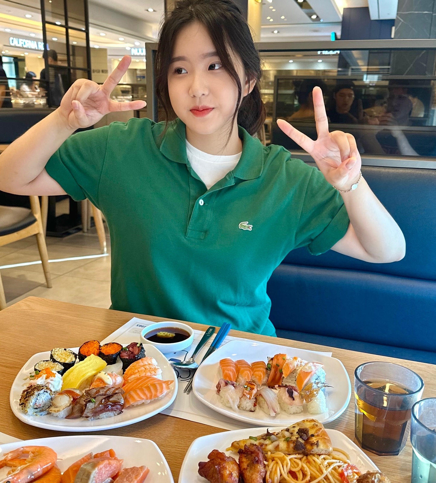 #협찬 
❤️‍🔥 창원 사림동 뷔페 맛집 #다이닝원창원점 

뭔가 먹고싶기는 한데 막상 엄청 땡기는 건 없구 그럴 땐 뷔페가 생각나는 거 아니겠어용 ??? 그럴 때면 다이닝원으로 고고 ~~~❤️❤️

초밥 종류도 너무 많고 해산물이 너무 싱싱해서 좋았어요 👍🏻👍🏻
한식 양식 일식 중식 모든게 갖춰져있어 찾아 먹는 재미가 쏠쏠 ~~ 

디저트는 말해뭐해!!!! 저는 아이스크림이 진짜 대박이라고 생각했어요
초코엔 초코칩두 있었고 아이스크림가게에서 파는 맛 !!!❤️❤️❤️

전체적으로 음식 퀄리티 너무 좋아서 놀래고 더 맛있어져서 놀랬어요 

무엇보다 직원분들이 친절하셨고 빨리빨리 음식을 채워주셔서 흐름이 안끊겨서 좋았어요 ‼️‼️ 정말 최고!!! 갓 나오는게 젤 맛있자나요 ~~~ㅎㅎㅎ 

저는 평일 저녁에 방문했는데 가족 단위 손님분들이 많으시더라구요~~
가족외식으로도 좋다는 말이겠죵 ???? 가족모임으로도 좋을 거 같아용

그리구 단체 회식이나 단체모임으로도 좋아요! 저도 장학금 수여식할 때 여기서 했었거든요!! 대관가능해서 편하게 문의하면 좋을 거 같아요 😍

창원 뷔페를 찾으시면 다이닝원창원점 방문해보세요😋😋🤤❤️

#창원뷔페 #창원회식 #창원뷔페맛집 #창원사림동맛집 #창원사람동뷔페 #사림동단체회식 #창원맛집 #창원식당 #창원밥집 #사림동맛집 #창원 #창원중앙역맛집 #창원중앙역 #맛집 #먹스타 #먹스타그램 #맛집탐방