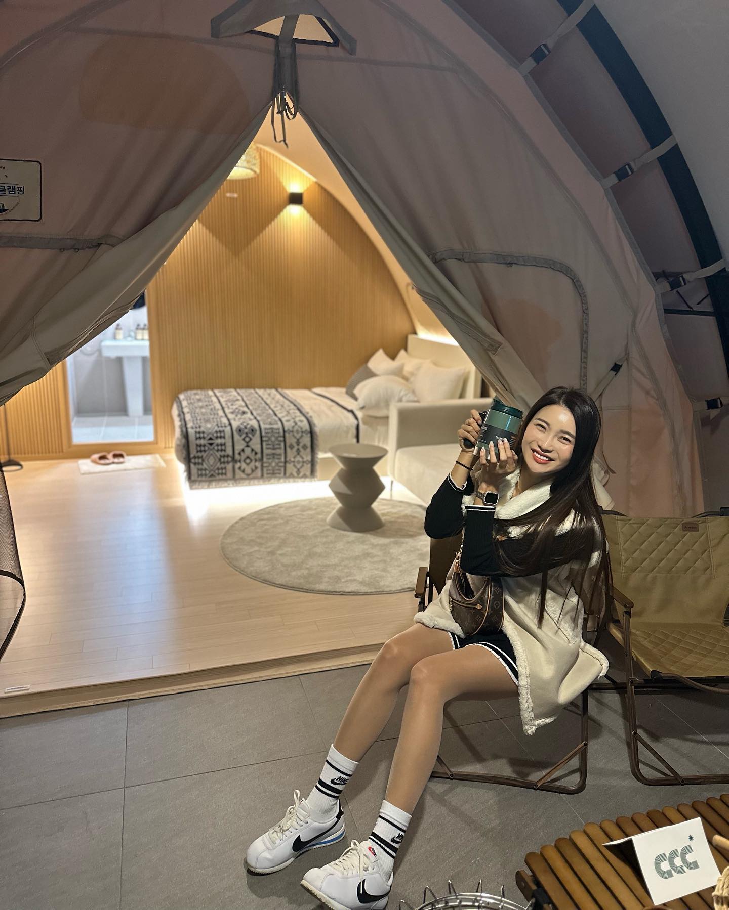 가평에 위치한 하이앤드 리조트형 캠핑그라운드 
그린델발트 캠핑 그라운드 재즈와인파티에 다녀왔어요 :)!!

국내 최초로 럭셔리 풀빌라형 글램핑장이라니😖
편안하고 고급스러운 휴식처로 
연 20박 무료이용으로 사용도가능하고
개별등기로 임대수익까지 함께 누릴수 있는
캠핑 그라운드라고 해요!!! :)

럭셔리 풀빌라 답게
유수풀에 온수풀에 성인풀 , 그리고 프라이비풀 까지 다양한 수영장도 있구요 추가로 핀란드식 사우나에 사계절 썰매장까지!!
+키즈짚라인,오락실,코인노래방,실내놀이터까지 있기때문에
아이들이 있는 가족끼리 이용하기에도 너무나 좋은것 🥰

서울에서 캠핑 그라운드까지 40분!!
경기도에서 1시간!!!
요렇게 가까운곳에 우리의 힐링터가 생기다니
맨날 가구싶쟈나요 빨리가구싶쟈냐요🥰

off.grindelwaldcampingground 
#그린델발트 #가평그린델발트
#가평글램핑 #글램핑 #가평여행
#5성급캠핑장 #뷰맛집캠핑장
#서울근교글램핑 #글램핑그램 #굿모닝 #일요일 #주말