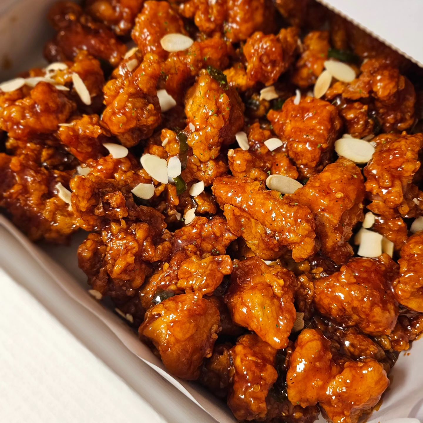 음.. 맛이 없네..?
뭔가 먹어야 할것 같아서 몇년만에 포장했는데..
속초시장에선 웨이팅 40분이라 본점까지 가서 사봤는데..
.
내입이 변했나, 맛이 별로다😪😪
입맛은 사람마다 다르니깐..
아이는 맛있는지 배부른데도 몇조각 드심ㅋㅋ
.
#여행첫째날 #속초여행 #짧은2박3일 #먹방 #만석닭강정 #열심히먹자 #주말일상 #좋아요