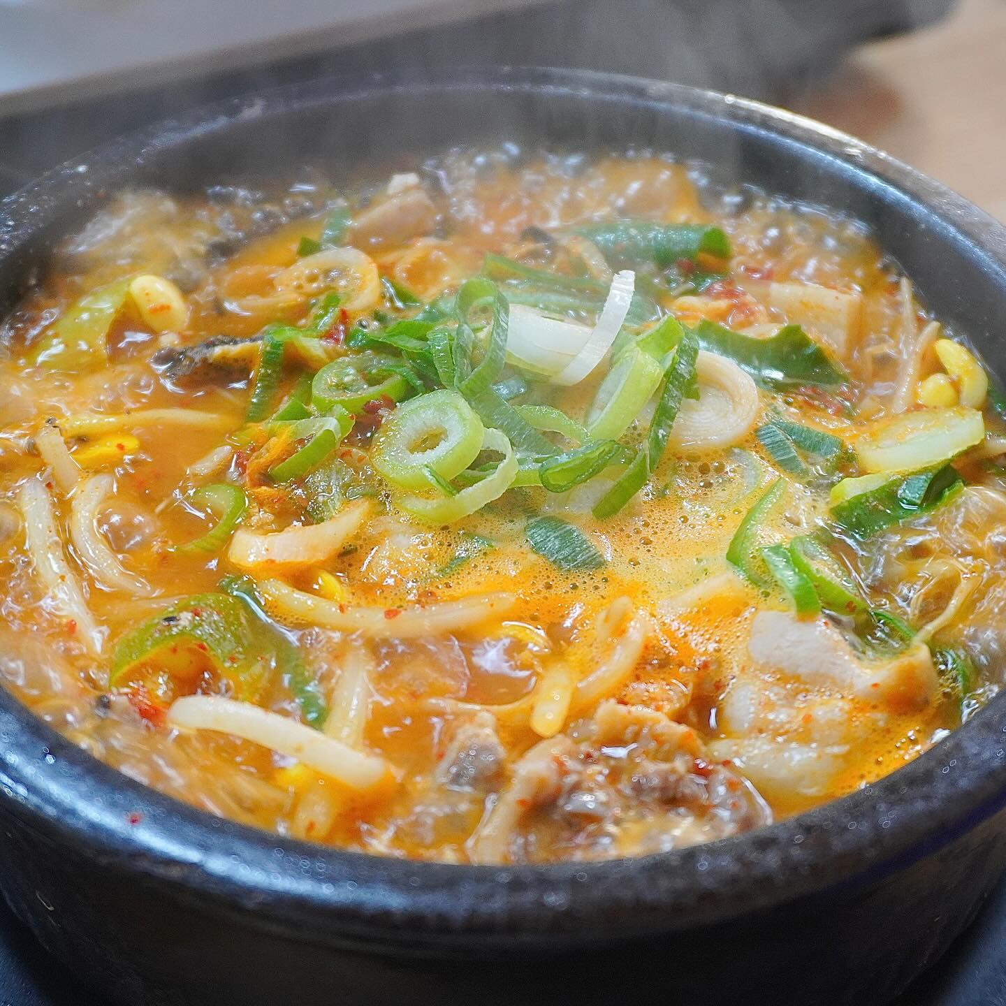 #협찬
진짜 맛있게 먹고 온 성화해장국🔥
용현동 토지금고 먹자골목 라인에 위치해있어요
평소 뼈 해장국 러버라 감자탕 하나 시키고
배고파서 소내장탕도 뚝배기로 주문했는데요
생내장을 직접 삶고 손질한다고 하시는데
진짜 먹었던 소내장탕 중 1등이었어요❤️
얼큰하고 건더기 정말 푸짐하게 주시더라고요
이거 무조건 먹어야돼요 돌아버려🫨

👉🏻소내장탕 10,000
👉🏻감자탕 중 29,000

#먹팔#맞팔#먹스타그램#해장국#소내장탕#내장탕#성화해장국#토지금고맛집#용현동맛집