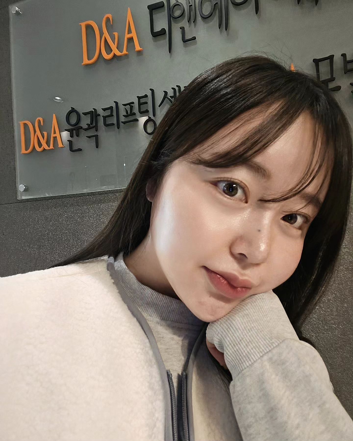 겨울 되니까 역시 자주 찾게되네~♡

겨울에 태어난 건성인은...
겨울이 좋으면서도 괴로운...😭

그래도 피부과 가서 관리 받아주니까
피부가 버텨주고 있는 거 같네요!

그래서 이번에도 피부 재생 가득 넣어주고 왔다리♡
인모드 아프지도 않고 넘 사랑합니더♡

역시 인모드 에어젯은 인어젯 원조인 디앤에이에서!☆

#디앤에이피부과 #인어젯 #압구정인모드 #튠페이스 #압구정튠페이스 #인모드 #인모드리프팅 #셀카 #관리의중요성