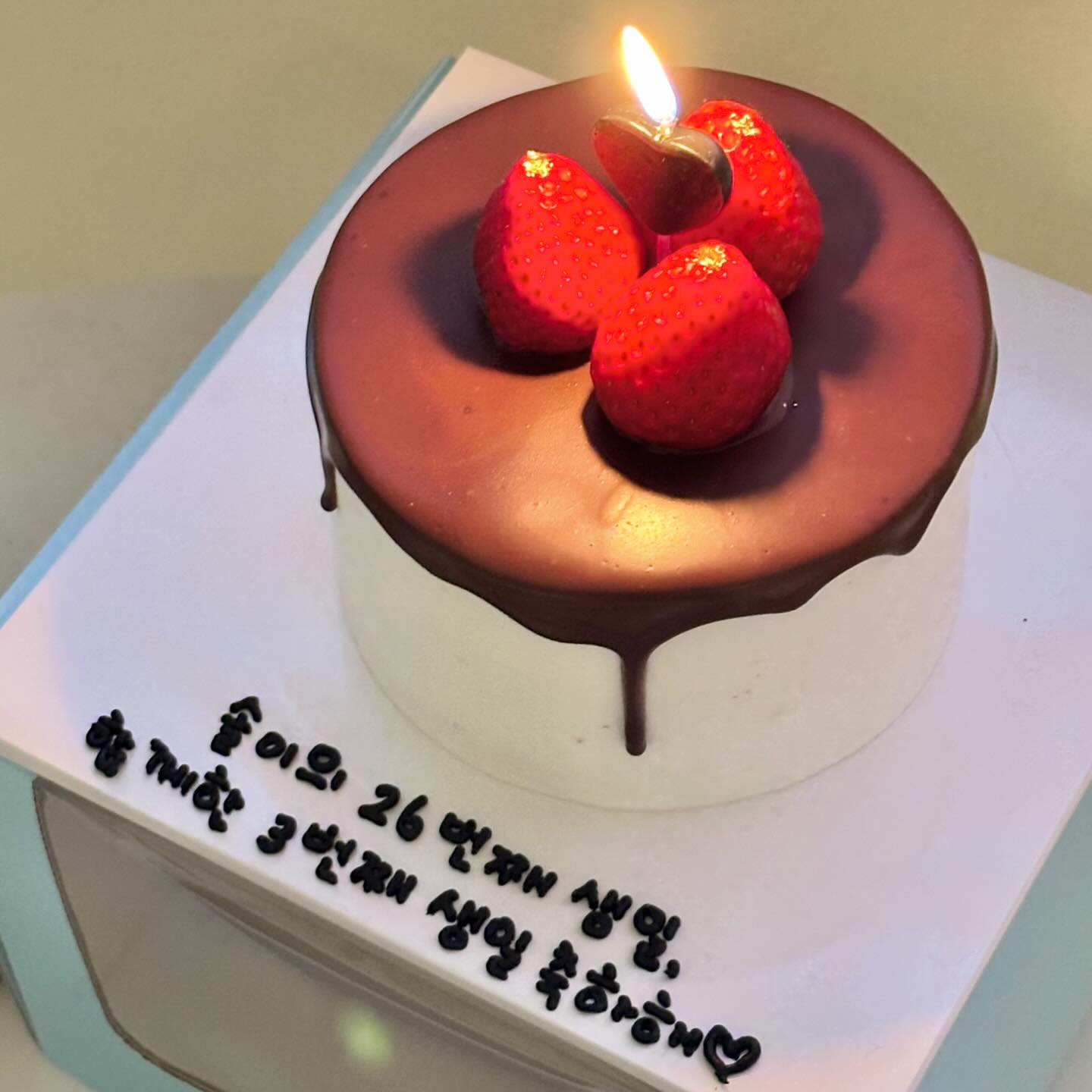 🍓저번달에 받은 글루텐프리 맛도리 케이크 리뷰🍓
3월에 생일이었던 저에게 남자친구가 맛도리 케이크를 주문제작
해주었는데 너무 맛있어서 리뷰로 남겨요-! 

❤️엑스에이크의 생딸기 초코 케이크(수원 행궁동 픽업)❤️
글루텐프리라 역시 속이 편한 것은 물론이고-! 딸기가 상큼 달달해서 초코 시트지와 생크림과의 조합이 아주 잘 어울렸었어요-! 생크림도 가볍지 않고, 느끼하지 않았어서 더 만족 스러웠구 시트지도 촉촉한 것이 완전 제스타일..🤎 샌딩된 생크림과 딸기가 엄청 가득해서 포크질 할때마다 가득한 부재료들로 아주 행복했답니다😭

엑스에이크 내부 매장도 있고 쿠키랑 조각 케이크들도 다양하게 많아서 
나중에 행궁동 또 가면 재방문할 예정이에요🌸
