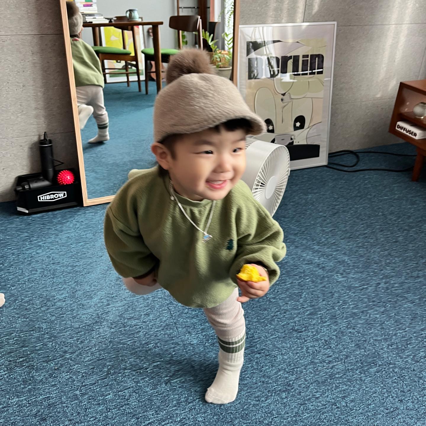 2024.01.01
671일의 유안.

[새해 첫 날]

정산타님이 주신 선물 받으러 정오의 집🏠
오재림님의 우쿠렐레 축하공연이 더해져 풍성해진 새해이벤트🎻
진챠 혼자 유튜브로 독학했다는데 귀야워미침….
새해에는 나도 취미생활 열심히 해봐야지 하고 다짐한 날👊🏻

크리스마스파티 함께 못해서 너무너무 아쉬웠으니
신년회로 만나요🐰🧡 

#나의유안