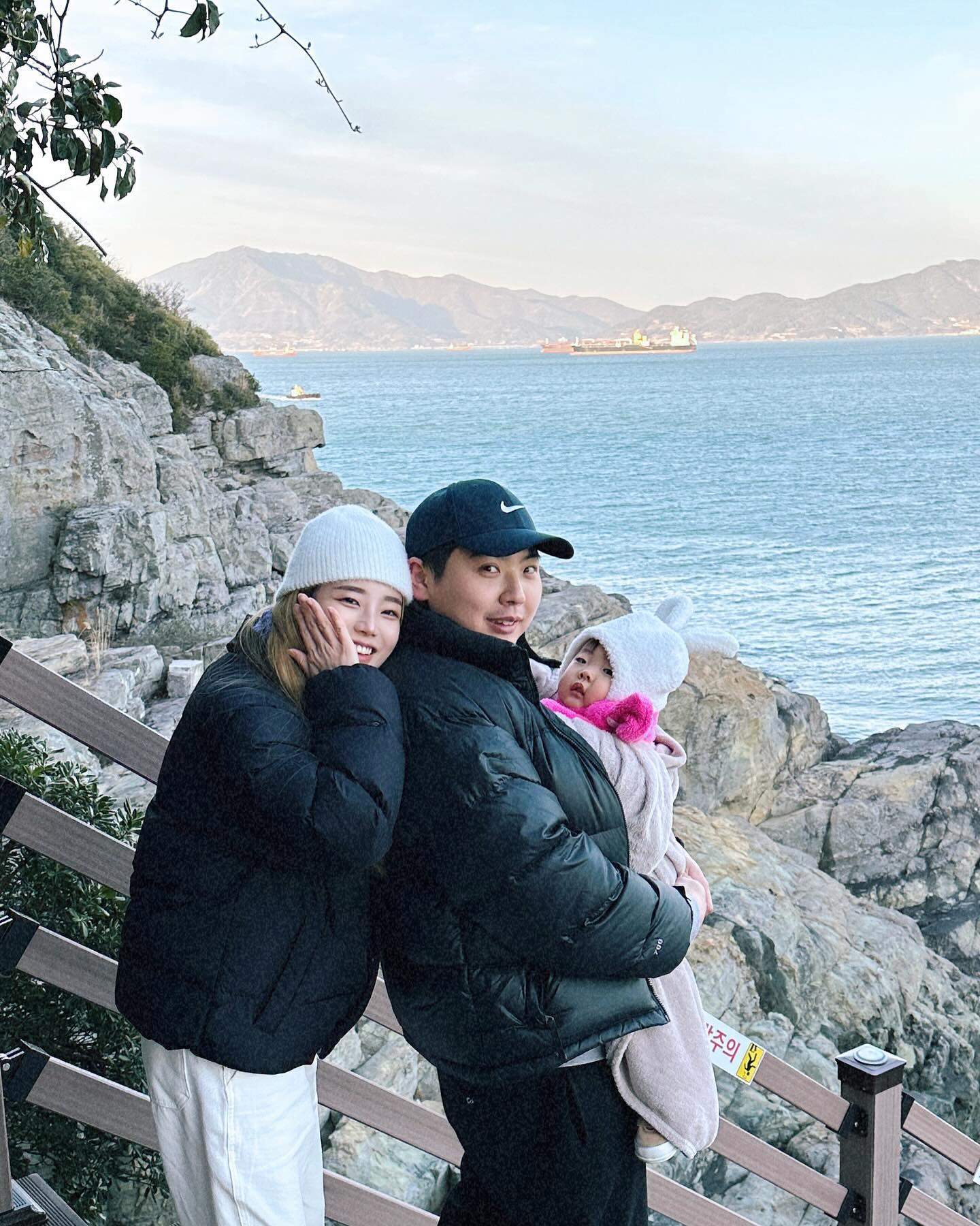 ☁️여수모음집☁️
아침에 눈 뜨자마자 급 결정한 여수여행,
아무 준비도 없이 떠났던 저번주말
여수 가는길에 숙소 열심히 찾는데 진짜 남아있는 숙소가
너무 없어서 살짝 위기였지만 불굴의 의지로 가성비숙소 겟
근데 정말 차가 너무 막혀서 도로위에서 시간을 가장
많이 보낸 듯 하지만🥹 이또한 행복한 추억으로 저장🫶🏻

1️⃣동백을 보러갔으나 바람만 오지게 불던 오동도
2️⃣낮잠 그렇게 안 자더니 예술랜드 가자마자 잠든 태리는 보이지 않는 가족사진 :)
3️⃣-4️⃣볼 게 없는데 입장료가 비싸 실망스런 조각공원, 오전 10시쯤 갔는데 마이다스손 대기 3시간 넘는거 실화?
5️⃣조각공원 퇴장하는길에 잠에서 깬 그녀, 동공 확장 중
6️⃣-9️⃣트릭아트 접수한 김태리 
🔟모이핀 갔는데 공사중이라 아주 당황했지만 바로 옆 스카이점은 열었길래 와봄, 우당탕탕 여수여행 끝
가는길에도 길 오지게 막혔다는거….. 

#태리랑여행가기 #태리랑카페가기 #엄마랑딸 #여수여행 #여수예술랜드 #모이핀