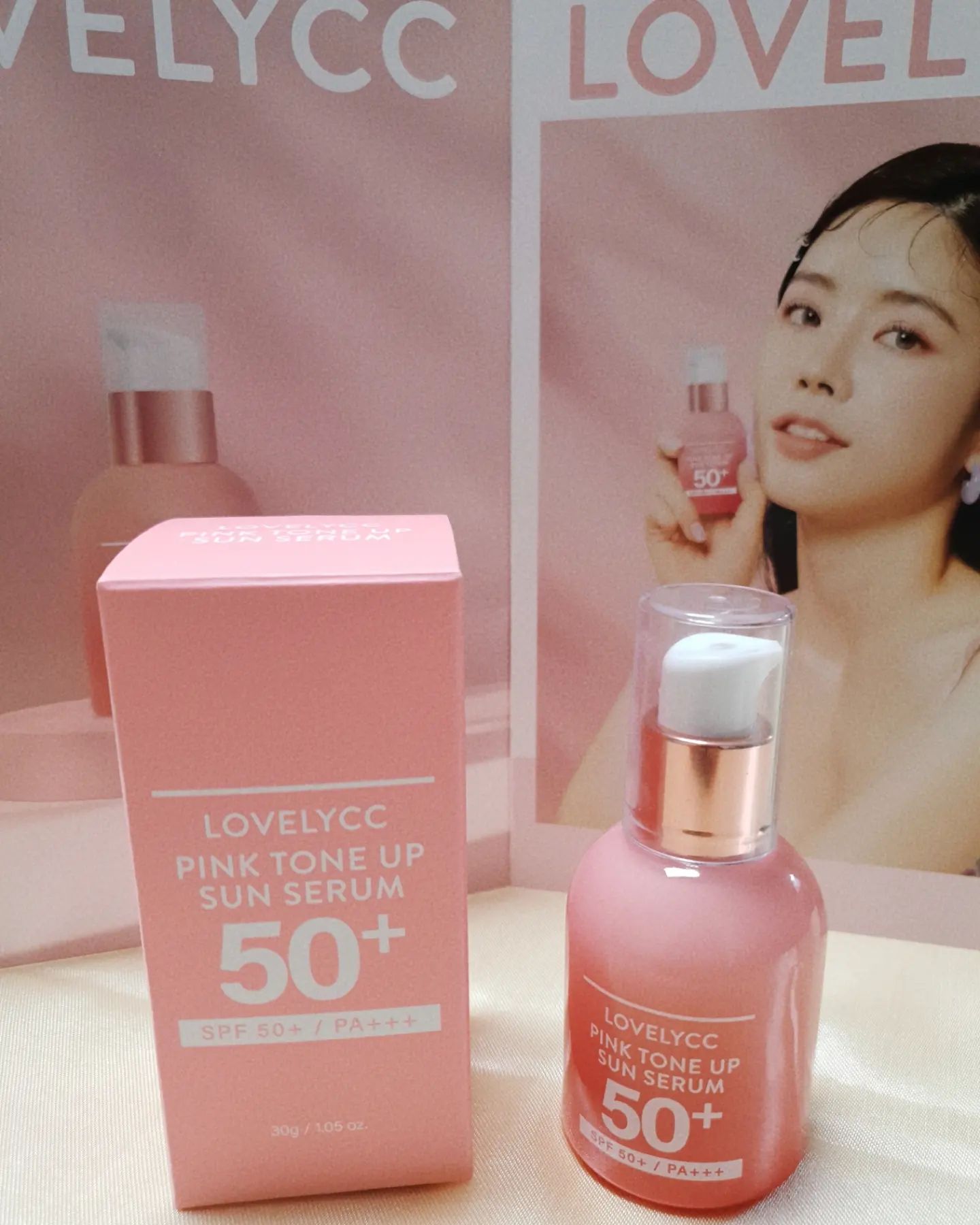 ⠀
🌸 러블리씨씨 핑크 톤업 선 세럼 🌸
⠀
멀티 케어와 톤업 효과를 한방에 !!!
⠀
자외선 차단 뿐만 아니라 피부 건강, 수분 공급,
탄력에 도움을 주며, 톤업 효과로 화사하고 투명한
피부를 연출해줍니다 😊
⠀
세럼의 영양케어와 SPF50+PA+++ 의 자외선
차단 기능으로 선케어 및 핑크빛 톤업 메이크업이
가능해요 : ) 제형이 부드럽고 끈적임 없이 발려서
좋더라구요 ~ (●'◡'●)ﾉ♥
⠀
#핑크톤업선세럼 #러블리씨씨 #LovelyCC
#톤업세럼 #선세럼 #lovelyccbeauty