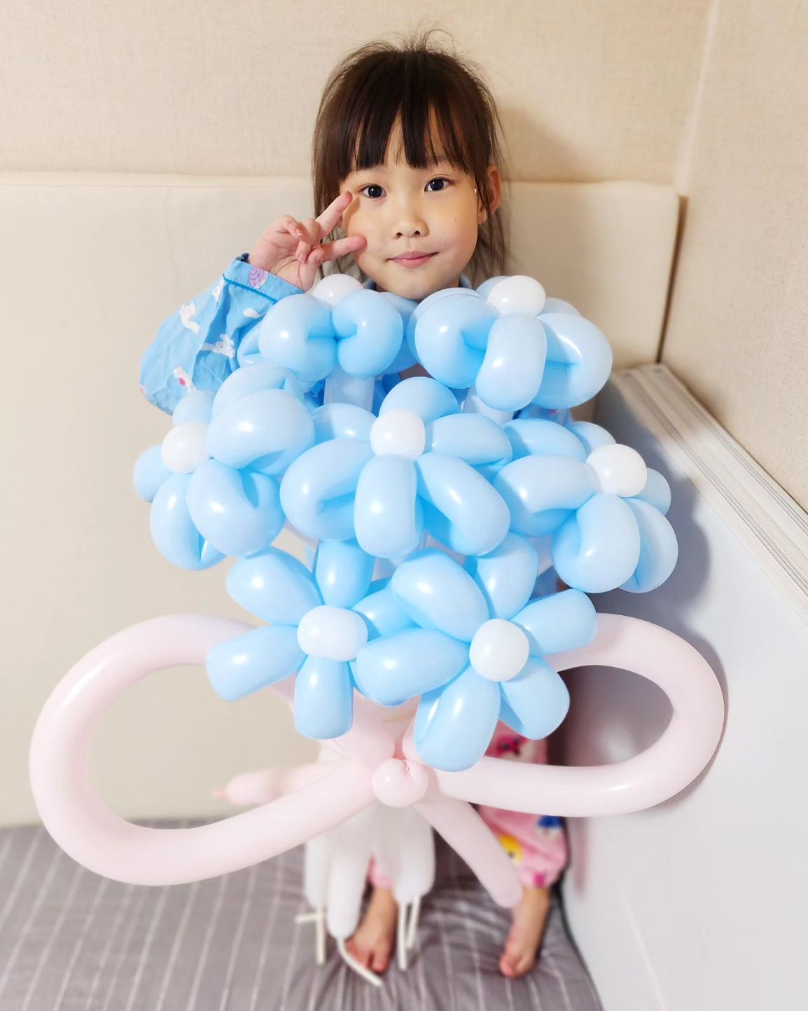 사랑하는 딸 생일축하해❤️
지난번에 갖고 싶다고 해서 
급히 만들어봄

근데 사진예쁘게 찍기가 힘들구나
포토존이 필요해ㅠㅇㅠ

생일선물은 #시나모롤밀크 
저녁은 #맥도날드

장소유 맞춤 하루~

12시 지나면 생일 끝이다!!!

#생일 #생일축하해 #데이지풍선 #꽃풍선 #데이지꽃풍선 #18년생 #딸스타그램 #딸생일 #생일풍선