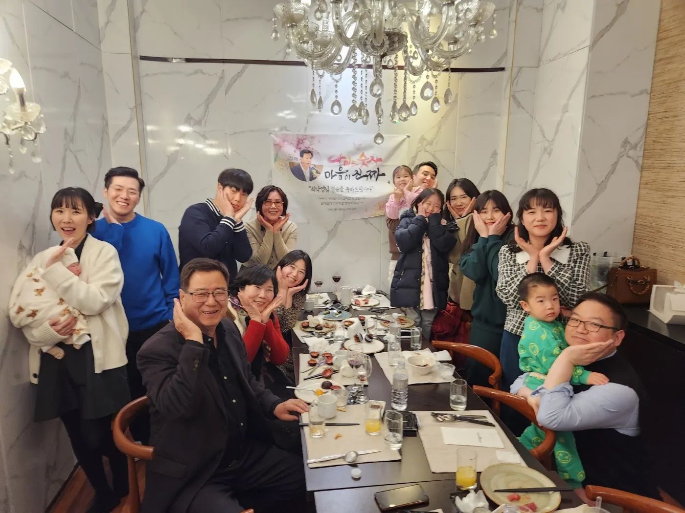 이모부칠순!!
이렇게 보니깐 우리 진짜 대가족이닼ㅋㅋㅋ
hs5679 담엔 오빠도 무조건 참석하기
그나저나 3개월뒤에 이 멤버에서 +1 될텐디.... 걱정반 설렘반이다!!