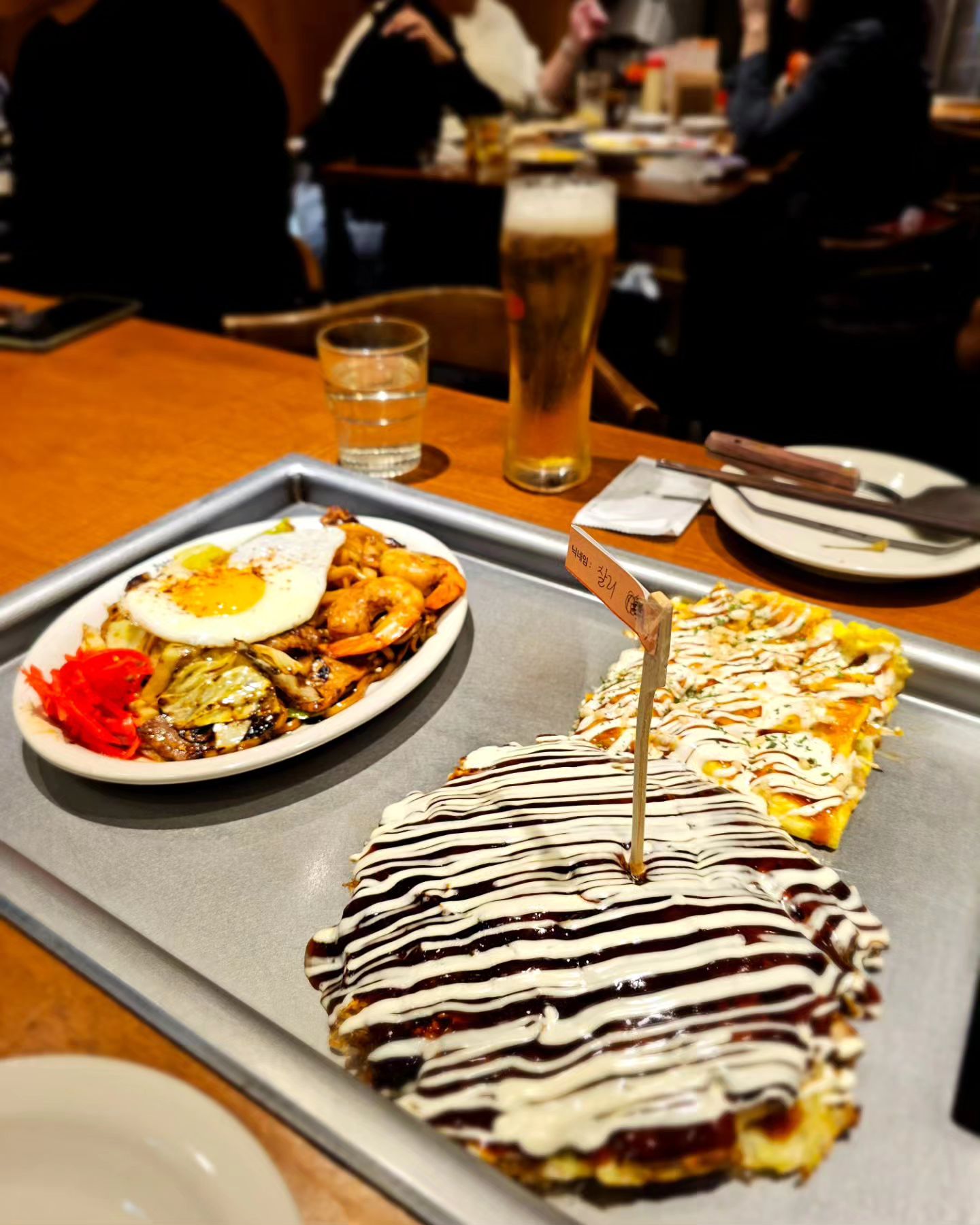 #협찬 
#성수맛집 죠죠 다녀왔어요!
와 여기 엄청 유명하더라구요
퇴근하고 부랴부랴 웨이팅 걸어서 먹었는데
오.. 완전 인정

일본에서 먹은 오꼬노미야끼보다 훨 맛있고 푸짐하고
저 철판이 대박이에요
타지도 않고 누룽지가 만들어지는데 극락 🫠

집앞에 있었다면 매주 갈거같아용..♡

#성수점심맛집 #성수역맛집 #성수핫플 #성수오코노미야끼