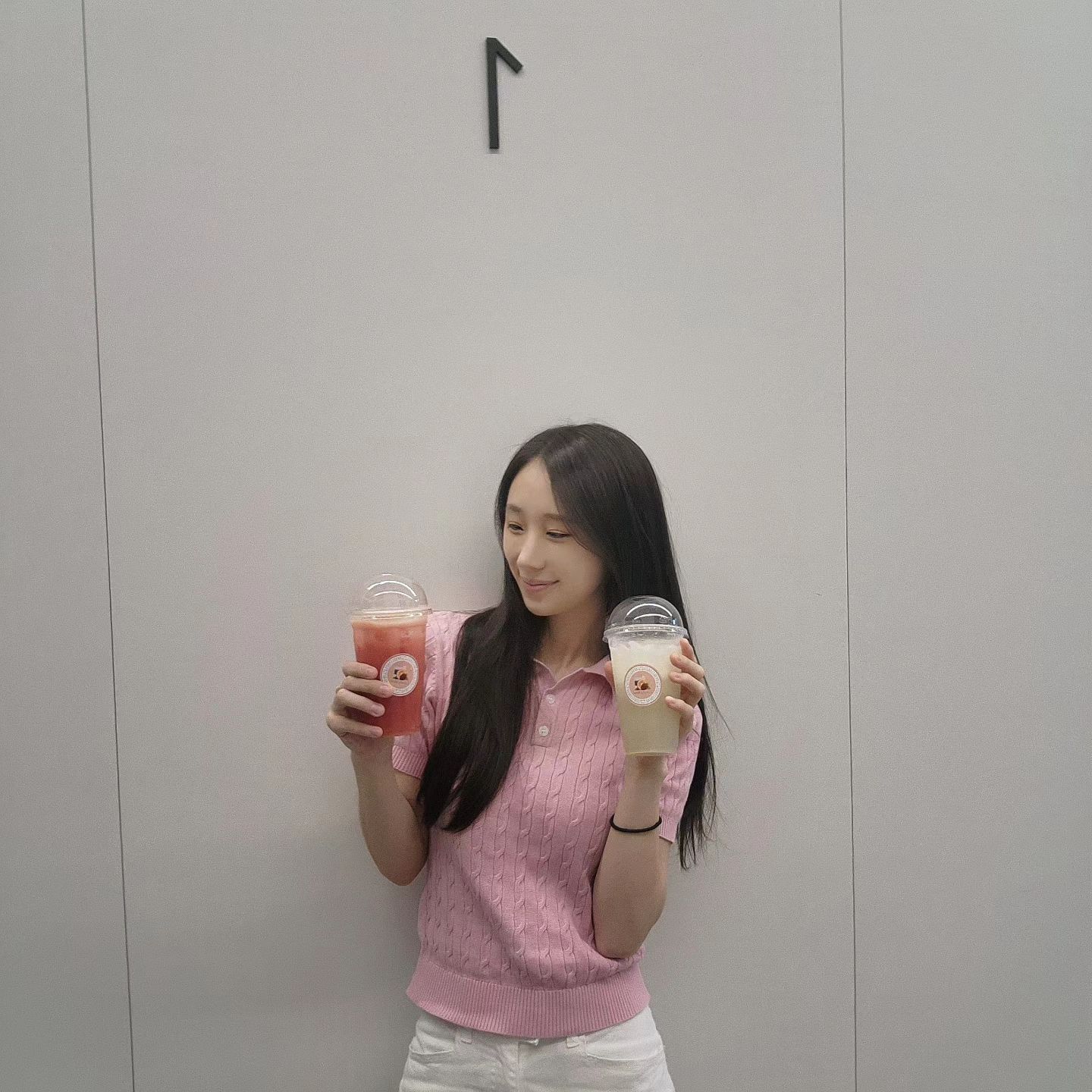 #협찬
꿀배주스 5.5
꿀토마토주스 4.9
솔티드 캬라멜 마카롱 2.8

신논현 러블리베어 방문😉
아인슈페너 맛집☕️
꿀배주스 꿀토마토주스 둘다 맛있어 해장하는 기분🫠
마카롱도 적당히 단짠이어서 깔끔해😝
위치도 논현과 신논현사이라 접근성 최고👍
테이크아웃 매장인데 사람들 많아서 완전 하태하태😏

🎈러블리베어 (서울 강남구 봉은사로1길 35 지상1층)
☎️연락처: 0505-318-0505
⏰️평일 08:00 - 01:00, 주말 11:00 - 01:00 
(Last order 00:30)

#러블리베어 #아인슈페너 #논현동카페 #논현데이트