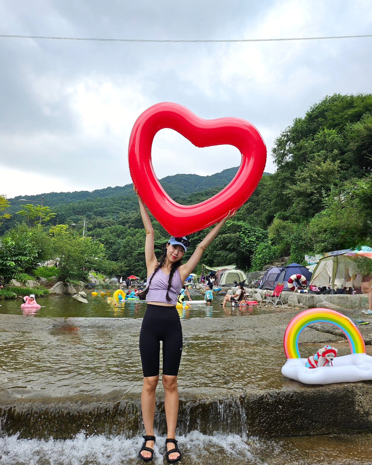 🐶고생은 오빠가 다하고 나랑 구름이만 지친 물놀이🛟❤️
오빠가 따라오래서 하류쪽으로 내려가다가 돌이끼 밟아서 넘어지고 근육통 제대로 얻음🥲계획된 거 일수도 있음🤔