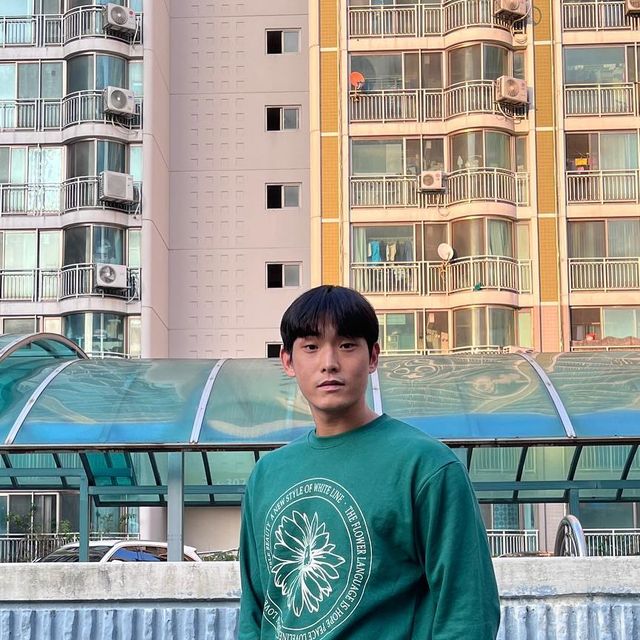 백광렬 on Instagram: "#광고 이전과 같은 제품 같은 색상 그러나 다른 문양 이번에는 아트 플라워라 딱 꽃! 이런 느낌이라 너무 예쁘네요😄 어깨 선이 딱 잡아주는 게 역시 아이러니포르노 최