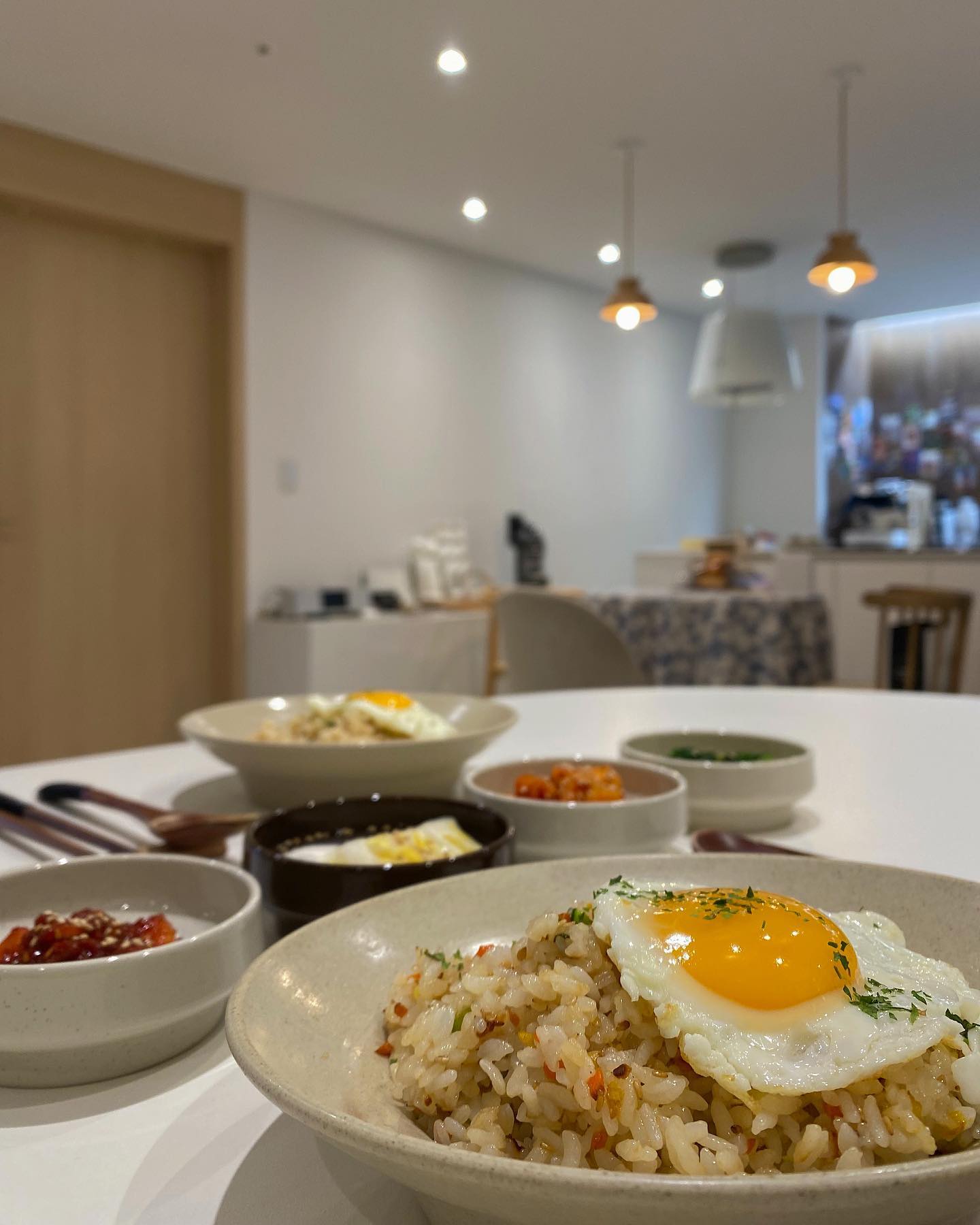 👩🏻‍🍳
볶음밥 휘리릭 볶고
계란후라이 한장씩 올려 오늘 저녁밥도 마무리 했어요.🙂

요즘 너무 대충대충 밥상이지만
내일은 올해의 마지막 불금이니까 🔥
이른 퇴근하고 오랜만에 맛있는밥상 차려봐야겠어요.✨

오늘도 자알 먹었습니다. 🥣
.
.
.
.
#볶음밥
#퇴근후일상