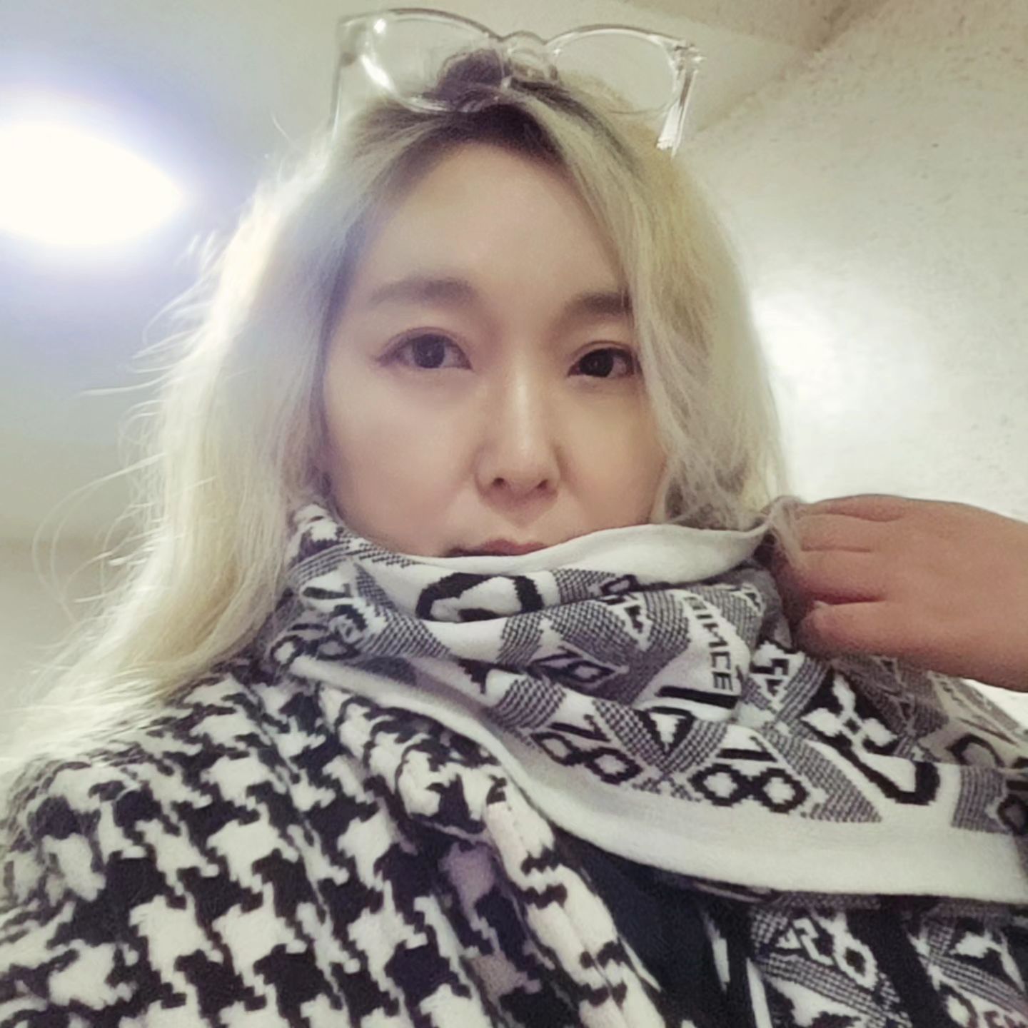..춥다.

간만의 외출.
근무날 아니니 기분좋게 원피스에 삐짝구드.
진짜 나답게 ㅋ
일주일뒤면 본격 백수.

날이춥다.
새로운 인연으로 좋았던 사람들과 ㅋ
이젠 백수되면 그 인연은 끝이지만 ㅋㅋ
지인이랍시고 회식자리 또 낑겨볼까 ㅋ

#회식 #송별회식