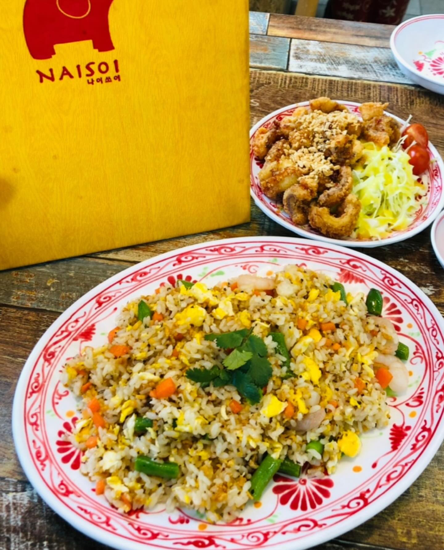 찐 태국음식을 맛보고 싶은분들에게 추천하는 #나이쏘이강남점
태국음식을 처음 도전하시는분들도 정말 맛있게 먹고왔다는 후기
들이 많은 나이쏘이 태국음식전문점에 다녀왔어요🙂

제가 쌀국수같은 면종류를 엄청 좋아하는데, 이렇게 가격대 착한
태국음식점은 처음인거같아요 완전 가성비갑 #태국음식점맛집 
나이쏘이는 갈비쌀국수와 팟타이 무조건 드셔보세요:)👏👏
특히 #갈비쌀국수는 갈비도 부드럽고, 국물이 진심 최고..! 
저 한입먹어보고 국물맛에 중독됐자나요!!ㅎㅎ

쌀국수를 제외하고 다른 동남아 음식들에는 거부감이 좀 있었는데
그 생각을 완전히 바꿔준 #나이쏘이 일산이나 파주에도 나이쏘이가
생겼으면 좋겠다 싶더라구요~! 거리가 멀었지만 그래도 맛은있어서
재방문하고싶은곳이랍니다 태국음식의 맛을 느끼고싶은분들은 무조건
#나이쏘이강남 방문해보세요☺️☺️

◼️나이쏘이 강남점◼️
서울시 강남구 강남대로 102길 11 2층

⏰영업시간 11:00~22:00 휴식시간 16:00~17:00 
라스트오더 21:30 

전화번호 0507-1385-9923