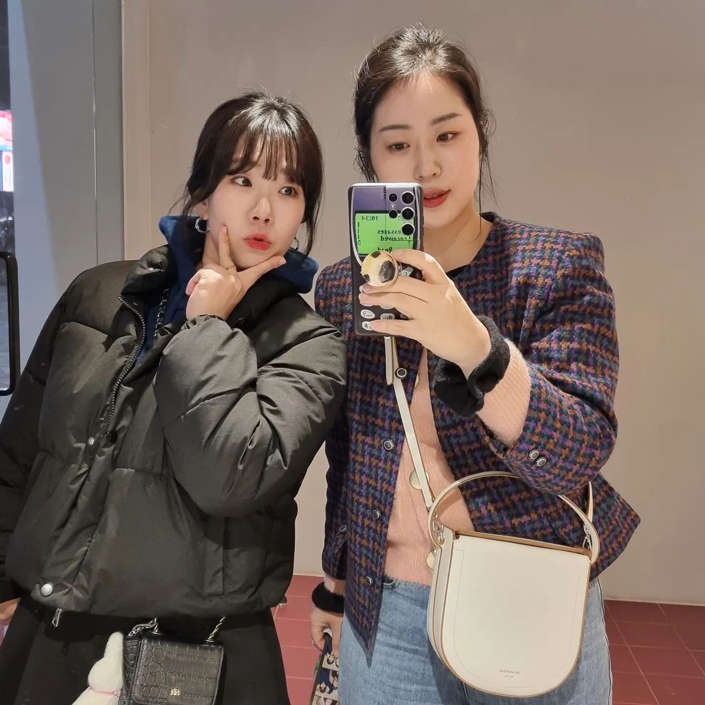 이정도면 럽스타그램아닐지...🤔
자켓: 빈티지🤎
분홍가디건 : 또니가준거❤️
가방 : 빈폴🤍

#오오티디 #fashionblogger #vintagefashion #빈티지코디
#인생네컷포즈 #모노맨션 #vintagestyle #90sfashion