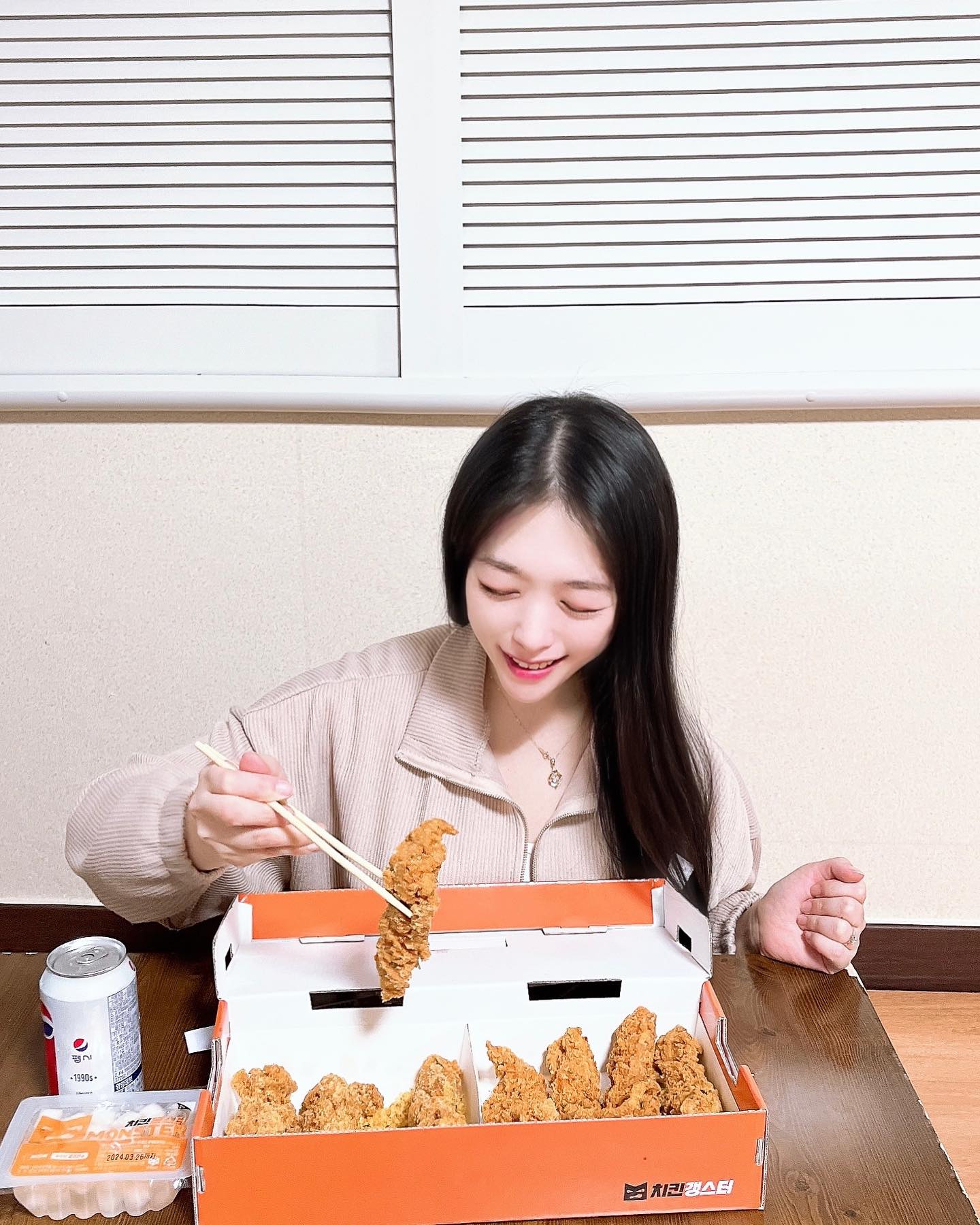 #치킨갱스터 #협찬 
#대부도여행 1일차 세번째코스 치킨갱스터✨

야식챙겨서 들고갈 수 있는 치킨맛집!!
치킨도 뭔가 특색있고 맛이쏘요!!
바삭바삭한거 좋아하면 크런치 추천😋😋😋
홀도 넓찍넓찍해서 앉아서 먹기도 좋고~
날씨도 풀리면 테라스쪽에 자리배치도 하신다고해요ㅎㅎ
야식으로 포장해서 치맥하도 좋군!!😁

#대부도치킨 #안산족발맛집 #대부도밥집 #대부도족발 #대부도현지인맛집 #대부도맛집 #대부도치킨맛집 #셀스카그램 #셀피 #크리에이터 #패션디자이너 #모델 #블로거 #오오티디 #좋반 #선팔 #일상 #좋반 #팔로우 #팔로워 #팔로잉 #반사 #맞팔 #좋아요 #소통 #flowers