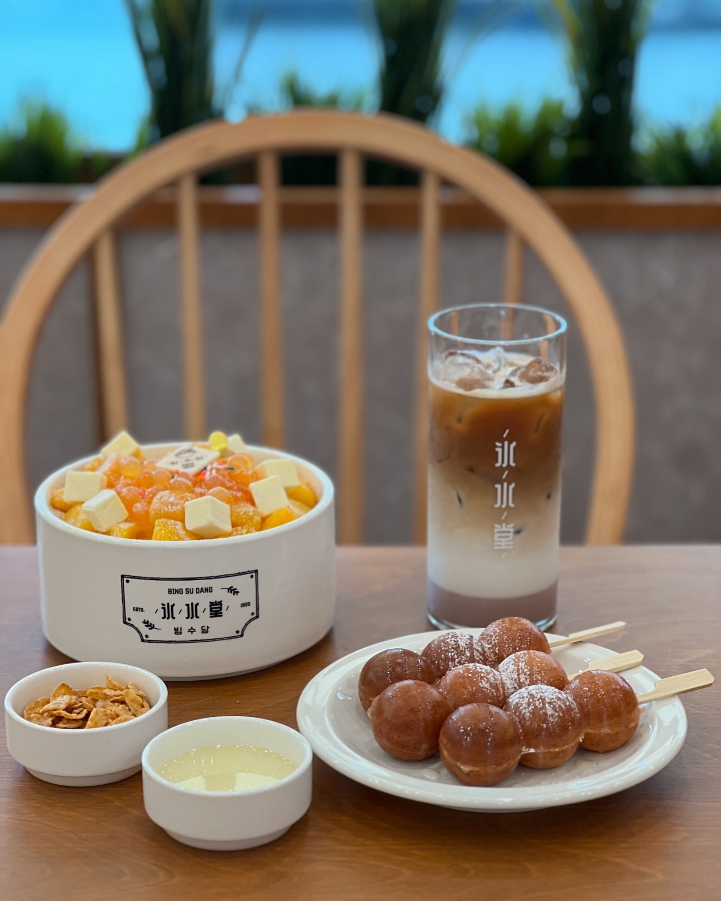 #협찬 
📍#빙수당
[경남 창원시 의창구 도계로60번길 11 1층 (도계동)]

- 망고 치즈케익 우유눈꽃빙수
- 빙수당 팥 라떼
- 당고빵

빙수당

날씨가 더워진만큼 핫해진 빙수의 인기 
밝고 화사한 인테리어와 한옥스러운 분위기로 감성적인 느낌 뿜뿜

망고 치즈케익 우유눈꽃빙수는 신선한 망고와 부드러운 우유 얼음이 만나 입안에 가득! 달콤한 망고 소스와 함께 더해진 새콤달콤한 과일이 무더운 여름을 시원하게 만들어 주는 느낌

부드럽게 갈린 팥의 단맛과 크리미한 우유의 진한 라떼가 만나 만들어낸 고소하고 달콤한 맛의 빙수당 팥 라떼

당고빵은 퐁신퐁신한 느낌의 식감에 은은한 단맛이 일품 
당고빵위에 슈가파우더와 연유까지 뿌려주시니 달콤함이 3배~

여름을 이겨낼 수 있기에 충분한 빙수당
여름의 시원하고 달콤한 즐거움을 느끼러 빙수당으로 가보실까요?

#도계동카페 #창원빙수맛집 #도계동빙수 #유니시티카페 #도계동디저트카페 #빙수당도계점