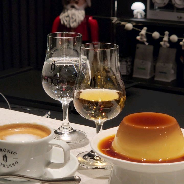 마곡에 있는 바이러닉 에스프레소 바☕
다녀왔어요!
요즘 위스키에 빠져있어서 집 가까운 곳에
커피도 팔고 위스키도 파는 곳 없나 검색
해보다 알게 됐는데 합정점을 1호점으로
여의도, 성수, 미국 뉴저지까지 10개
지점이 있는 이미 엄청 힙한 곳이더라고요.
사실 지난번 지인들과 한번 방문했었는데
푸딩이랑 커피도 너무 맛있고 분위기도
좋아서 이번엔 위스키도 한잔할 겸 혼자
방문했어요.
간단히 혼술 하기도 좋고 데이트 코스로도
추천이에요💗

Byronic Espresso bar
바이러닉 에스프레소 바 마곡점
byronic_espressobar

서울 강서구 마곡중앙로 76 1층 102호
영업시간 : 일~금 11:00 ~ 21:00,
토 11:00 ~ 22:00

#마곡카페 #마곡역카페 #에스프레소바 
#위스키바 #혼술 #데이트코스추천 #푸딩맛집
