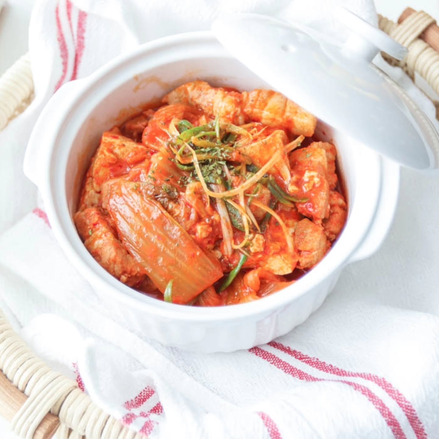 #광고 by #LG전자

지난 주말 친정에 다녀왔어요.
온 가족이 둘러 앉아 맛있는 김치찜 먹으며
행복한 주말을 보냈는데요.

LG 디오스 오브제컬렉션 김치톡톡에
보관해둔 식재료로 만들어서 그런지
유난히 더 맛있더라고요.

맛있게 즐길 수 있는 김치찜 레시피
소개해드릴게요. :)

<김치찜 재료 준비>
맛있게 익은 김치 반포기
돼지고기 250g
대파 조금, 양파 반개, 청양고추 1개
다진 마늘 1스푼, 고춧가루 1스푼, 된장 반스푼
설탕 1스푼, 새우젓 1스푼, 국간장 반스푼
쌀뜨물 300ml
(감자 등 원하는 식재료 추가해도 OK!)

양파 채썰기, 대파와 고추는 송송 썰어줍니다.
돼지고기는 부위는 목살, 삼겹살 기호에
맞게 선택하면 되고 한입 크기로 썰어 준비했어요.

쌀뜨물에 준비한 재료를 다 넣고
30분 이상 푸욱~ 끓여주면 김치찜 완성!!

더 중요한 건 식재료 본연의 맛인데요.
잘 익은 김치가 들어가야 풍미가 가득한
김치찜이 완성되거든요.

LG 김치냉장고 ‘NEW 유산균 김치⁺’ 기능은
김치의 맛을 살리는 류코노스톡 유산균을
57배 더 많이 만들어주니까 김치가 더욱
맛있게 익고, 요리할 때도 그 맛이
그대로 살아있어요.

거기다가 ‘인공지능 맞춤보관’ 기능으로
사먹는 김치도 맛있게 만들어 주더라고요.

포장김치의 바코드를 ThinQ 앱으로 찍고
제조일자 설정하면, LG 김치톡톡이 알아서
딱 맞는 온도와 시간으로 익혀주고 맛있게
맞춤 보관해주니 사먹는 포장김치도
직접 담근 김치처럼 맛있게 즐길 수 있어요.

LG 김치냉장고에 보관한 김치로 만들 수 있는
요리는 무궁무진하니까 다음엔 다른 메뉴로 돌아올게요. :)

*제품 성능 및 자사 시험지에 대한 상세 내용은 LGE.COM 홈페이지 참조
*LG 전자 제품 구매시 공식홈페이지 (LGE.COM), 온라인 인증점 및 오프라인 공식 판매처를 확인하세요.

lgelectronics_kr
#김치찜 #김치찜레시피 #김치찜만드는법 #LG #LG전자 #LG김치냉장고 #LG김치톡톡 #LG디오스오브제컬렉션김치톡톡 #김치톡톡 #오브제컬렉션김치냉장고 #엘지김치냉장고 #김치냉장고 #미식전문보관 #김치냉장고추천 #가전제품추천 #주방인테리어추천