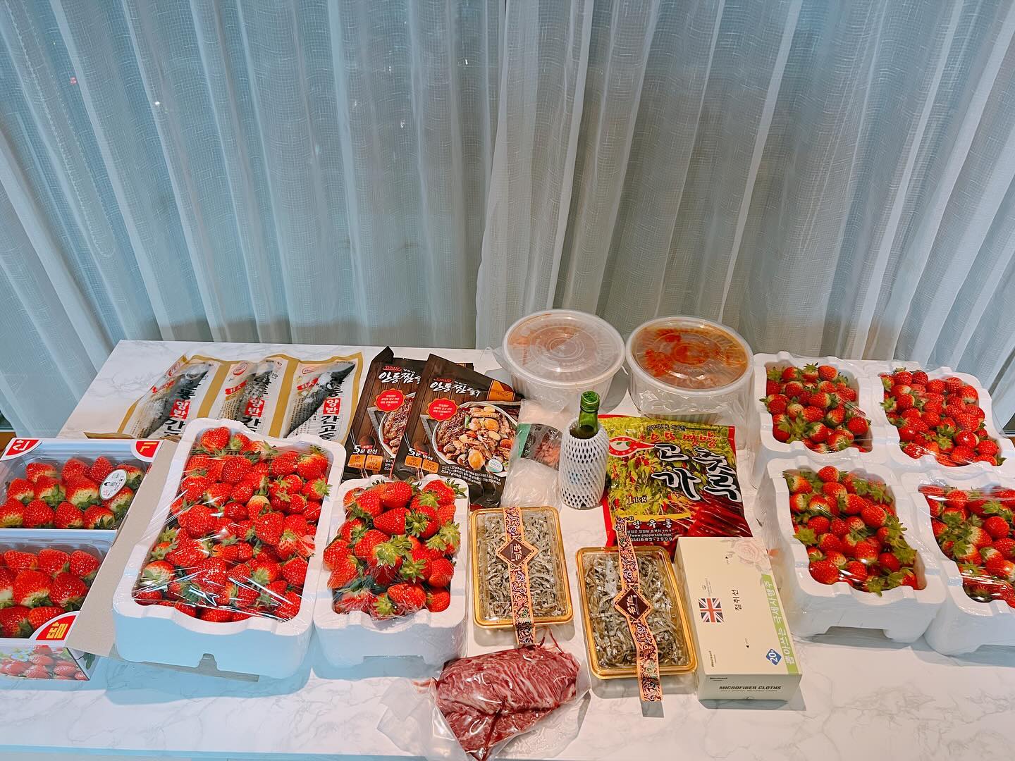 안동 갔다가 집에만 있었음에도 불구하고 너무 많은걸 먹고 또 챙겨주시고 꼬비 용돈까지 받아온 1박2일🥹엄마도 이렇게 안해주는데 진짜 있는거 없는거 다 내어주는 가족......❤친정엄마 딸기까지 챙겨주셨는데 친정은 안가고 받은거 사진만 찍고 딸기들고 친구네 간 나년...😂내가 너무 좋아하는 딸기집🍓많이 알리고 싶어어어어 su_hyoniiii ❤
