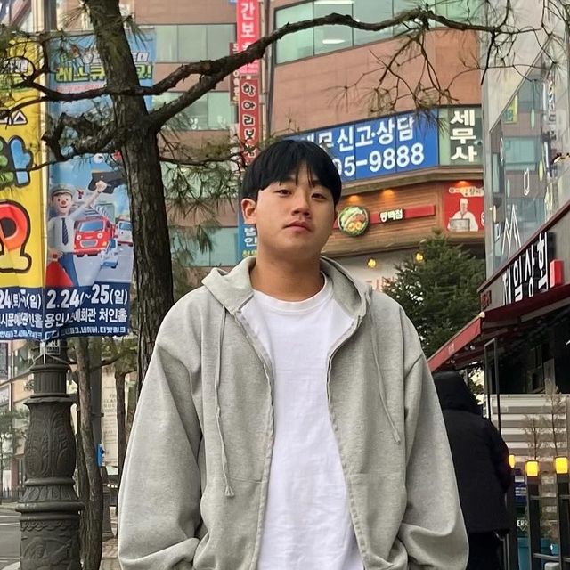  성의 on Instagram: "#광고 
뭔가 포근해 :)
-
-
#협찬 #제품제공 
@lemouton_shoes 에서 제공받았습니다.

✔️ 르무통 메이트 발 편한 메리노울 운동화 착용해보고 너무 놀랐습니다.. 신발이 너무 편해요 쿠션도 너무 좋고 가볍고 디자인도 너무 귀여워요✨ 착샷이 진짜 이쁘고 말랑말랑 최고의 신발입니다 !! 저는 신발은 신으면 발볼이 불편했는데 르무통은 그런 느낌이 전혀 안들어요 !! 부모님 사드리면 너무 좋을 거 같아요 르무통짱 🤩

#르무통 #르무통운동화 #커플신발 #신발추천 #편안한신발 #ootd #패션계정 #제품촬영 #제품협찬"