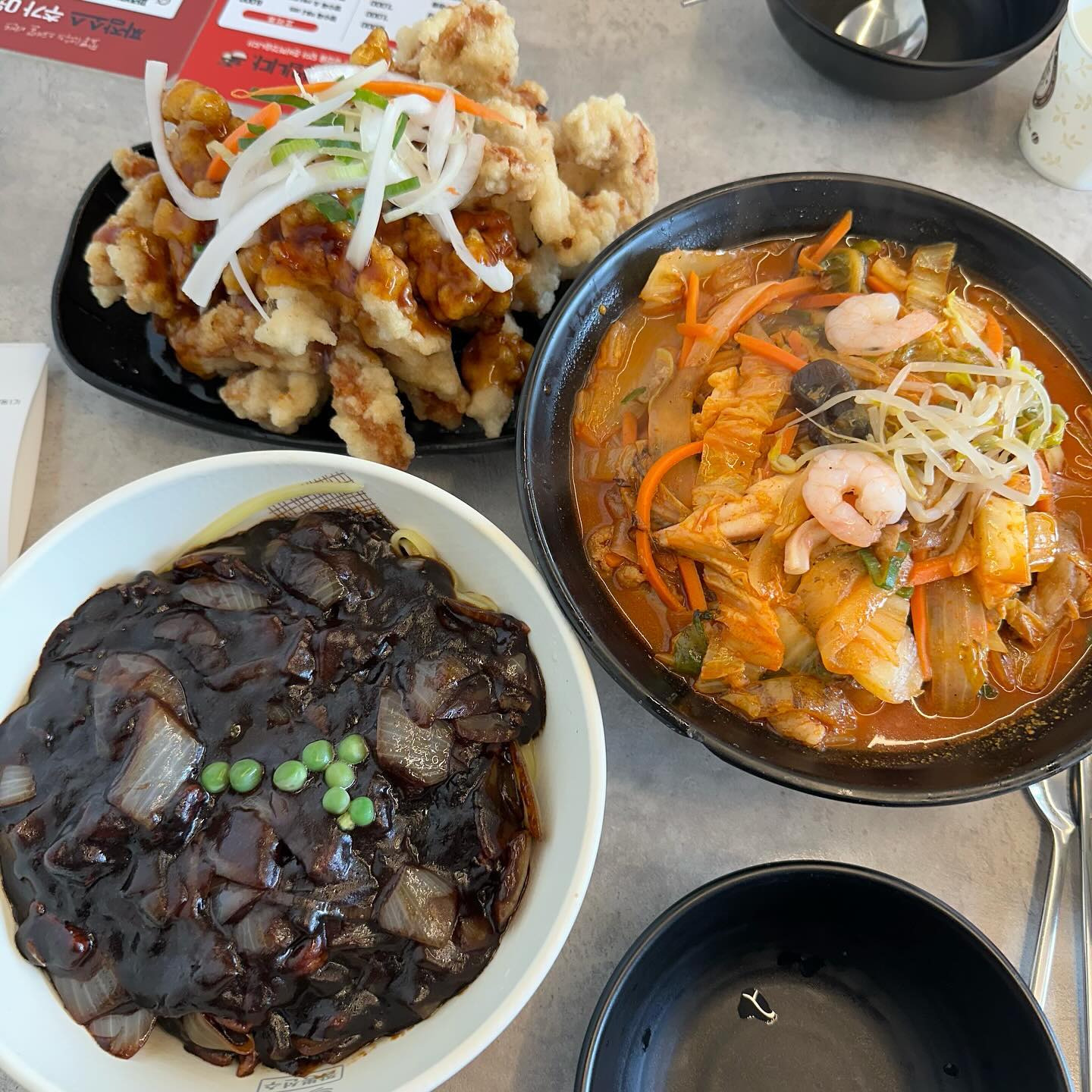 🐥성북구_ #짬뽕선수성신여대점 #협찬 

짬뽕 맛집 짬뽕선수 다녀왔어요!! 좋은 기회가 되서 짬뽕선수 다녀왔는데 워낙 남편이 짬뽕 좋아하는데 남편도 너무 맛있었다고 만족해하더라구요!!

위치는 성신여대입구역 2번출구로 나와서 조금만 걸어가면 보이는 곳에 있는데요! 성신여대 맛집인만큼 줄서서 먹었답니다! 2층이여서 계단에서 기다리는데 배달 기사님들 엄청 많이 오시더라구요! 그래서 기대 더 업업!!! 앞에 가족 한팀밖에 대기 없어서 금방 들어갔는데 안에 사람 엄청 북적북적하더라구요!!! 

짬뽕선수는 스타쉐프 박지훈쉐프님이 운영하시는 짬뽕집인데 서울 3대 짬뽕집으로 불릴만큼 유명하더라구요!! 역시 맛도 최고 가격도 최고 당연히 대기가 있을수밖에 없는 맛집!!! 저희는 해물차돌짬뽕, 짜장면, 탕수육 소자 주문했는데 양이 어마어마 하더라구요! 학생들이 와서 먹기도 너무 좋을 것 같아요!! 짬뽕은 해산물이 왕창에 차돌 왕창이여서 너무 좋고 짜장면 짝꿍 짬뽕인만큼 짜장면 조금 물린다 싶을때 짬뽕국물이 구해줍니다!! 국물이 매콤 얼큰 해서 딱이였어요!!! 짜장면에 보통 고기가 깍뚝 네모나게 조그만하게 들어있는게 일반적인데 여기는 짜장면에도 고기가 크게 들어있어서 좋았어요!! 약간 저는 숨은 고기 찾아라 하면서 먹는데 여기는 찾을 필요가 없음!!! 탕수육은요,,,!!!! 진짜 빠삭하면서 쫄깃하면서 딱딱하지 않고 양이 많아서 좋았는데 1인 탕수육 있어서 혼자 오신분들께서도 탕수육까지 맛있게 드실수있더라구요!! 

해산물도 고기도 야채도 아낌없이 주는 짬뽕선수!! 중식 좋아하시는 분들 꼭 다녀오세요!!!

📌서울 성북구 동소문로20가길 2 2층
📌화 - 일 9:00 ~ 22:00(매주 월요일 정기 휴무)

#짬뽕맛집 #성신여대맛집 #대학로맛집 #돈암동맛집 #서울3대짬뽕 #스타쉐프 #박지훈쉐프 #짬뽕