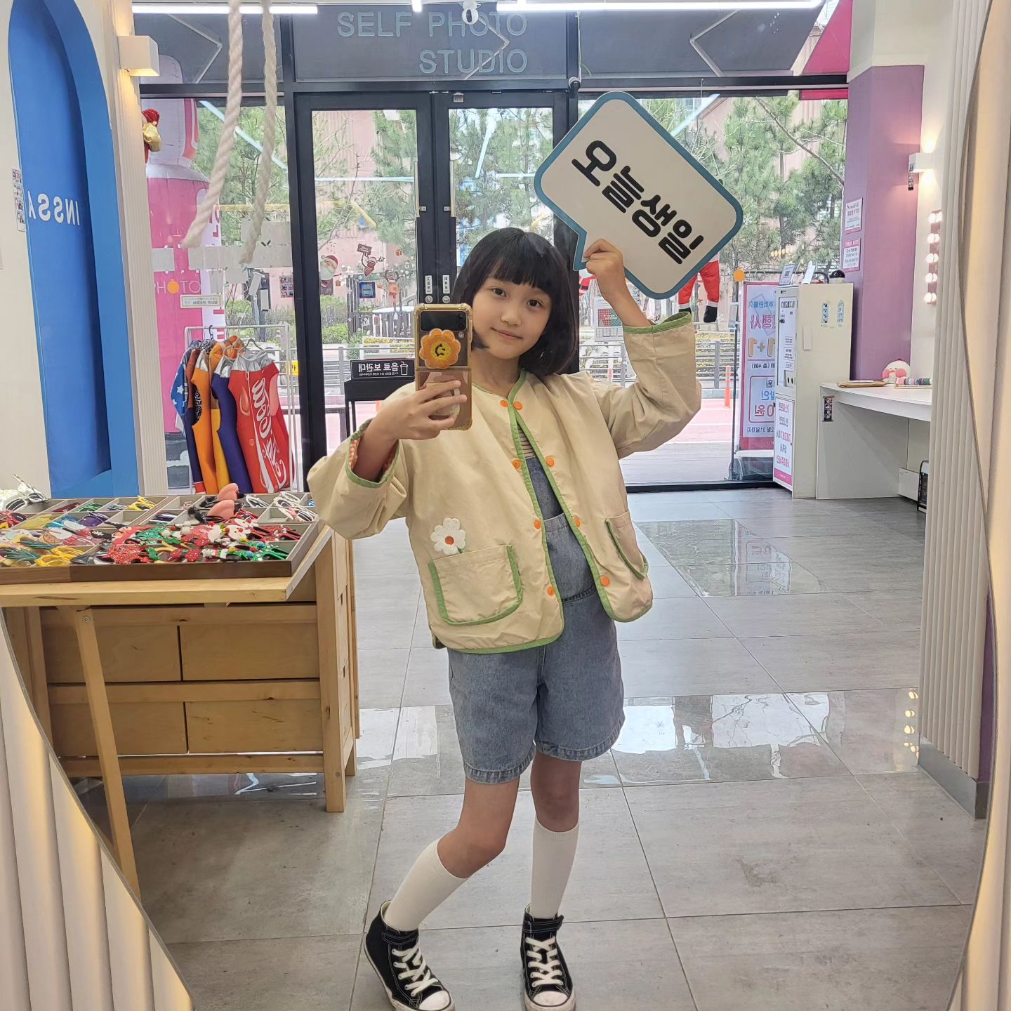 #생일날촬영갔다가
#점심먹고오후씬찍기전에
#바로옆
#인생네컷 
#무인간식판매점 
#무인문구점 
#탈탈털고옴
#이렇게라도바람쐬기 
#늦은저녁에케잌불끄고잠
#케잌은내일먹는걸로