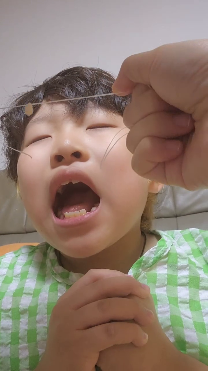 #송곳니빠져서
#초식동물인줄
#송곳니없어도 고기만잘먹더라~ㅎㅎㅎㅎ
주말사이 송곳니 두개를뽑았네~~

엄마가 도가텄다~~이제 잘할수있어~!!
근데~엄마가 더긴장했나봐~~울렁거려~;;;
한번에 해야한다는 생각~!!덜덜덜~

#귀요미아들😘 #갈가지
