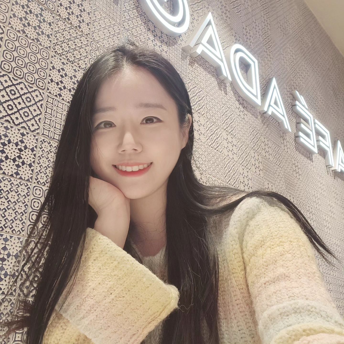 요기 어디게요?ㅎㅎ
아니이 빠리바게트가 조명이
이렇게 좋을 일?!🤣❤️
폭풍 셀카 찍었네용 후후
그나저나 저 머리 또 엄청 길었져?
자를때 됐당💆‍♂️
곧 헤어변신한 모습으로 나타날게여

#오랜만에셀카 #셀카모드 #예쁜니트 #니트코디