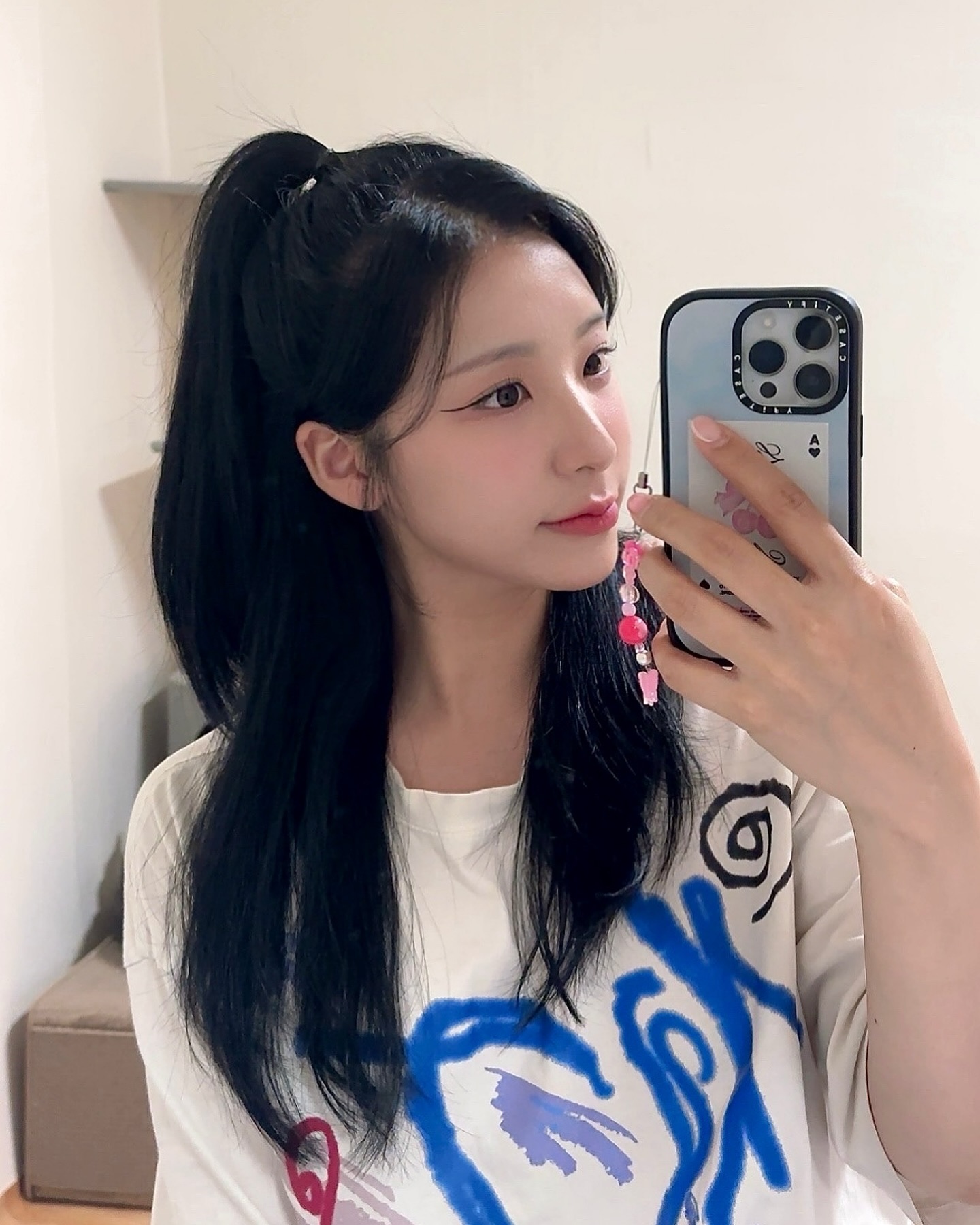 여자들 씻기 전 거울에 비친 자기 모습 보고 나 오늘 좀 괜찮은데? 다들 생각하지 않아??? (참고로 오늘 블랙으로 염색함🖤)
