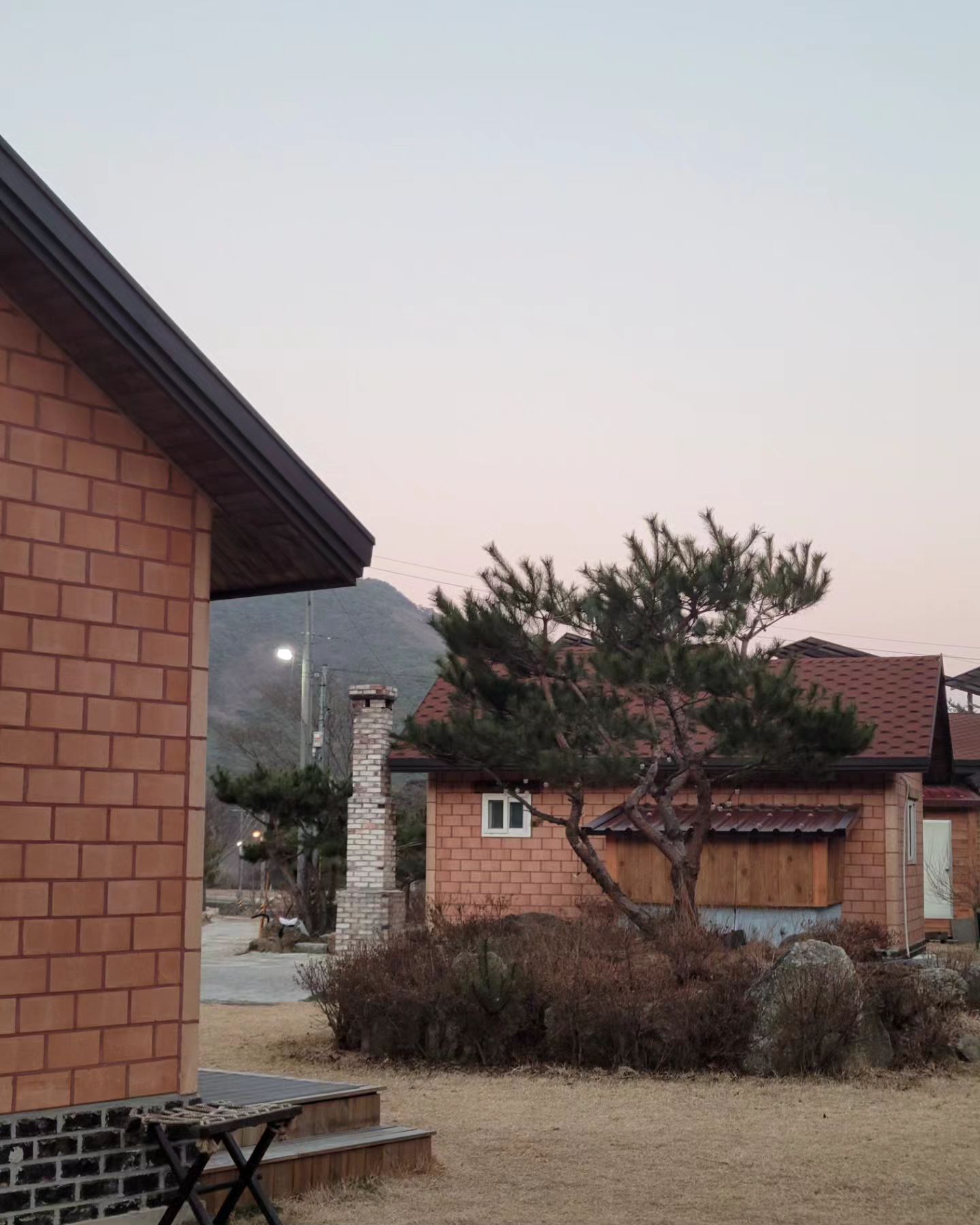 멀어서 그렇지 대만족이었던 숙소
독채라 방에서 난리부르스여도 소음걱정 없었음

강아지랑 노느라 사라진 첫째
무섭지만 궁금한 강아지 보느라 목이 빠지는 둘째
찜질방만큼 완벽한 바닥난방
세상조용하고 깨끗한 컨디션
오랜 이웃같은 사장님

예정에 없던 맛있고 따뜻한 떡국까지 조식으로 내어주심
바로 옆에 계곡이라 여름에 놀러오기 딱좋음
주변에 천문대, 체험관,체험농장(farm_mamarlang) 등 
아이들 놀거리도 있음

3시간반 극복하고 또 가고싶은곳

#부안애뜰펜션 #주말일상 #가족나들이 #육아일상 #아이랑여행 #7살아들 #16개월아기 #아들스타그램 #딸스타그램