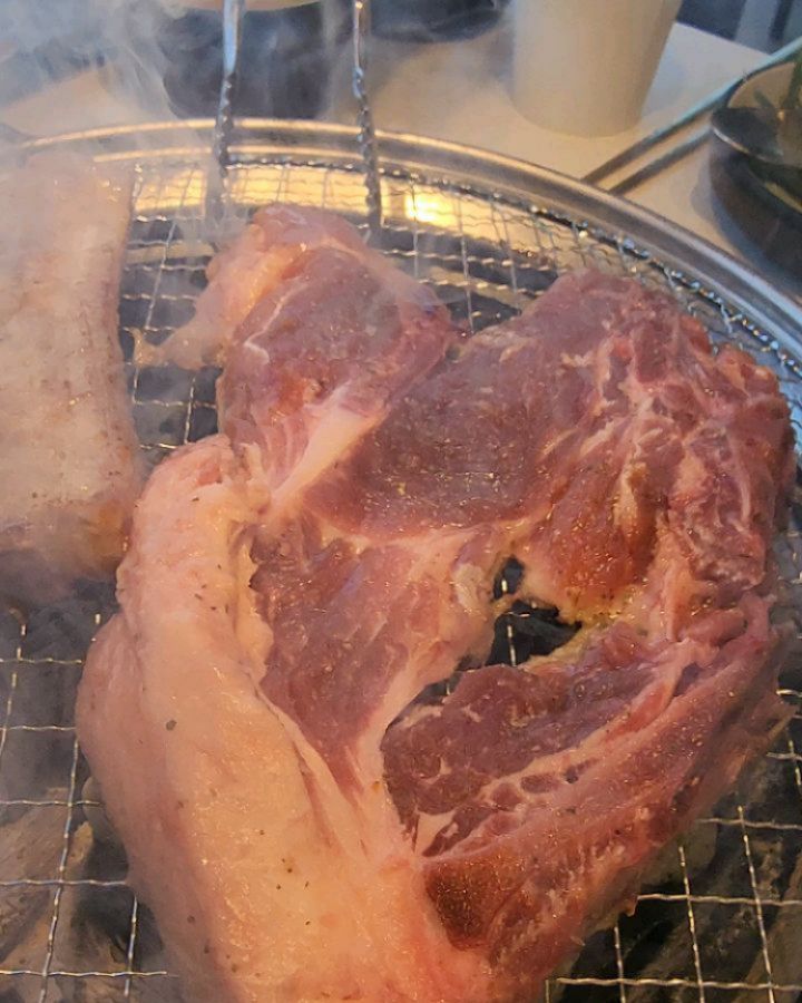#협찬 #육미제당 #무한리필 #대장갈비 
#프랜차이즈 #고기집 #고깃집 #고깃집창업 #오늘뭐먹지 #고기집창업 #삼겹살 #닭갈비 #돼지갈비 #프렌치랙
#창원중동맛집추천 #창원중동맛집 #창원중동고기집 

✅️6mejedang

✅️경남 창원시 의창구 중동로5번길 22 (중동, H202타워) 1층
✅️11:00 - 23:00 / 21:30 라스트오더

✅️육미제당 창원의창점

리뉴얼된 대장갈비의 다양한 맛을
즐길 수 있는 무한리필 참맛 고기집이에요‼️

토마토, 발효식초, 콘시럽, 건포도, 오렌지, 로즈마리, 마늘, 양파로 새콤달콤한 BBQ 스테이크 텍사스풍 대장갈비💕
 

마늘, 대파, 양파 야채의 풍미와 마라맛의 매콤하고 달달한 양념의 맛을 곁들인 양념구이💕

마늘, 대파. 양파 야채의 풍미와 달달한 간장의 양념맛을 곁들인 간장구이💕

뿐만 아니라 프렌치렉에 삼겹살,  돼지갈비 등등

푸짐한 고기종류도 입이 따악 벌어지지만!!
정드린 코너의 각종 채소류와 함께
피자, 양념치킨, 후라이드, 잡채, 떡볶이, 나물비빔밥 재료, 모닝빵 코울슬로, 모듬튀김 등등

하나씩만 가져다 먹어도 이미 배가 몹시 부를 거 같은
느낌적인 느낌 💕

 게다가 정말 친절하시고 매장 내부도 깔끔 그 잡채👌