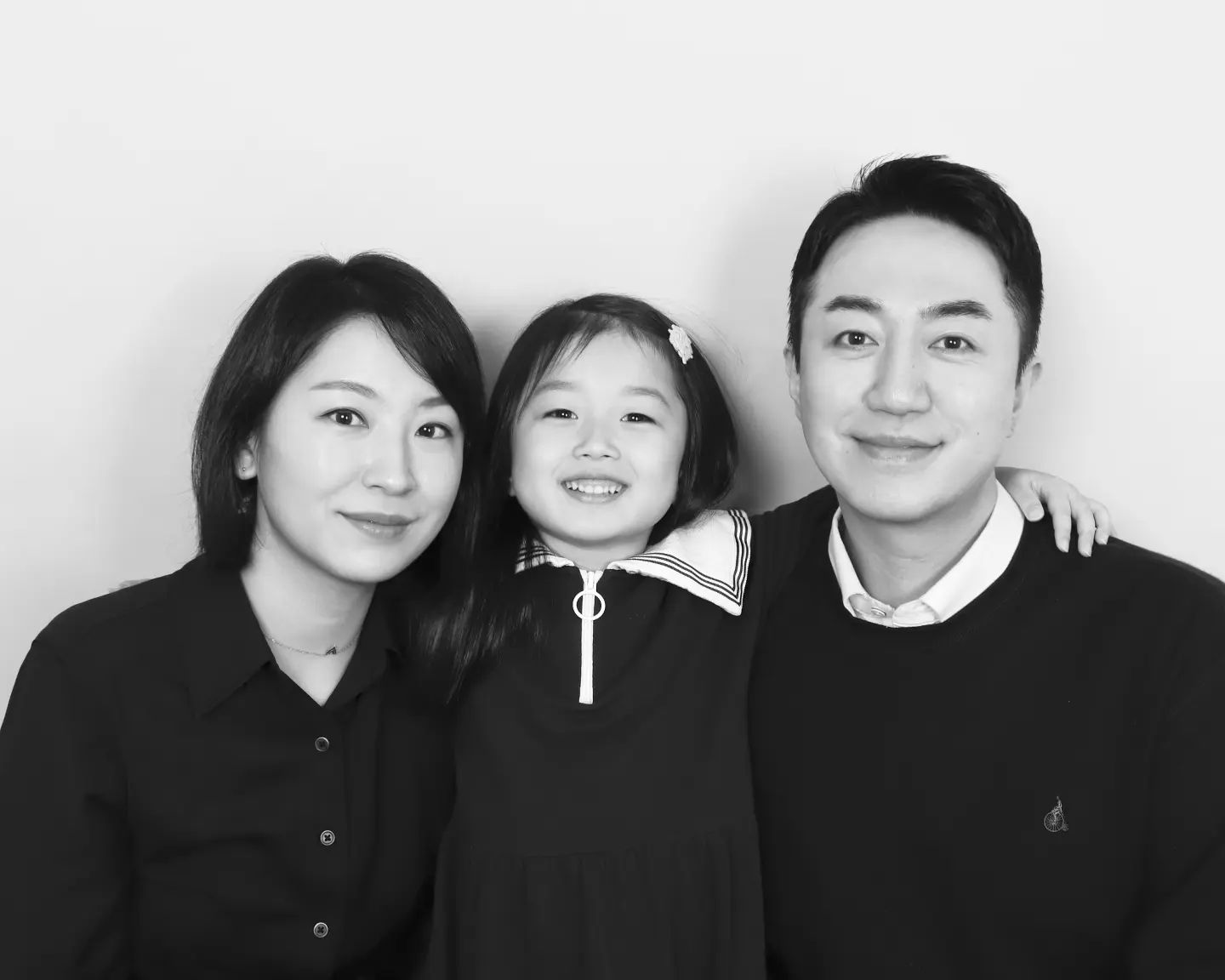 처음 찍어본 흑백 가족사진👨‍👩‍👧
언제 이렇게 훌쩍컸니❤️
모두 행복해져라. 모두 이루어져라.

#육아 #성장사진 #가족사진 #3월의어느날사진관