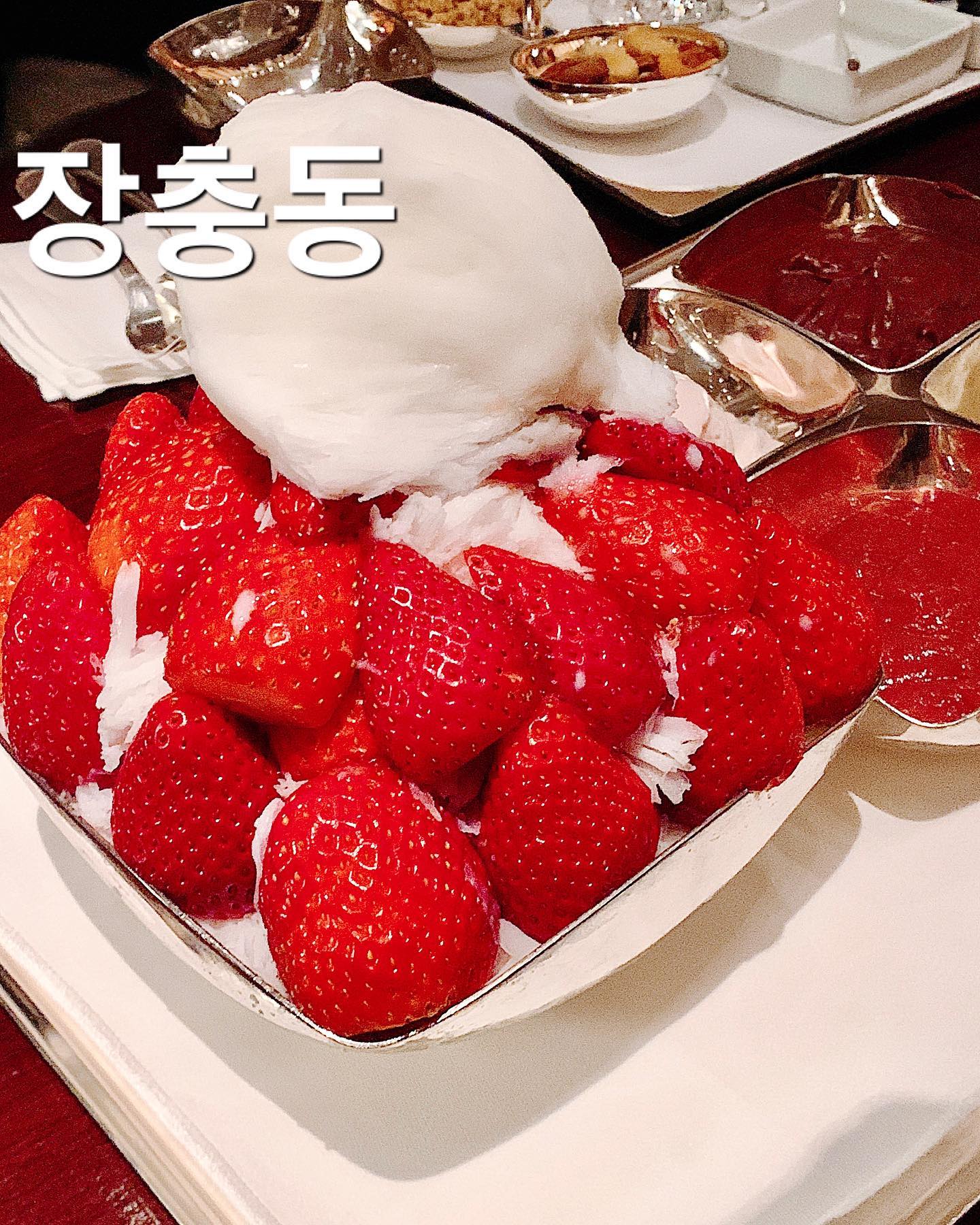 #더라이브러리 #서울신라호텔 #장충동
진리의 애플망고빙수로 아주 핫한 신라호텔 로비 라운지. 코시국 이후 인스타 통해 점점 더 핫해지면서 가격 점프도 맘대로 막 하고 있지만 여전히 인기 많은 곳 (나도 계속 오니까 뭐 할 말이 없네 ㅎ)
인테리어가 워낙 고급스럽고 소파 의자들도 넓직하니 편안하고, 조도도 좋고 무엇보다 밤 중에 라이브 공연을 해주는게 너무 맘에 들어서 갈때마다 기분이 좋다.

| 메뉴 리뷰 |
🍧 #스노위딸기빙수 (80.0)
- 여긴 4계절 내내 시즌 빙수를 운영하는데, 겨울엔 딸기 운영 중 ! 가격을 어디까지 올릴 작정인지 내사랑 애망빙도 처음 먹었을땐 5만원 초반대였는데 작년에 미친듯이 훅 올리더니… 딸기 8만ㅋㅎ 올해 애망빙은 얼마로 또 올릴까? *^^*

수제 딸기청, 생크림, 하겐다즈 딸기 아이스크림, 녹인 초콜릿이 같이 곁들여 먹도록 나온다. 여긴 빙수가 기본적으로 엄청나게 큼 ! 2명이서 저녁 배불리 먹고 가서 디저트로 먹기엔 너무 어마무시한 사이즈 ㅋㅋ
비주얼이 워낙 이쁘다. 곱게 갈린 우유 얼음 위에 새빨간 딸기들이 한가득 🍓

​여기는 애플망고도 어디서 가져오는지 남다르게 달더니, 딸기도 진짜 남다르게 달다. 한국에서 먹어본 적 없는, 진짜 신맛 없이 엄청 달고 과즙 가득 맛있는 딸기 !! 비싼 딸기구나~ 싶은 맛 ㅎ 대체 어디서 가져오는건지 알고싶다 …
얼마나 다냐면, 보통 딸기청에 아이스크림 같은 거 먹고 나서 딸기를 먹으면 좀 맹맹하거나 시기 마련인데, 초콜릿을 퍼먹고 딸기를 먹어도 딸기가 달게 느껴짐.

_

분위기도 좋고 쾌적하고 공연도 하고 다른 곳에서는 먹기 힘든 퀄리티의 과일을 한가득 얹은, 맛도 좋고 보기도 좋은 빙수를 먹을 수 있는 곳이라 뭐 자릿세다 생각하면 괜찮은 것도 같아서 계속 가고는 있지만, 그래도 이젠 진짜 그만 올려라ㅜㅜ 
.
.
#밥블_장충동