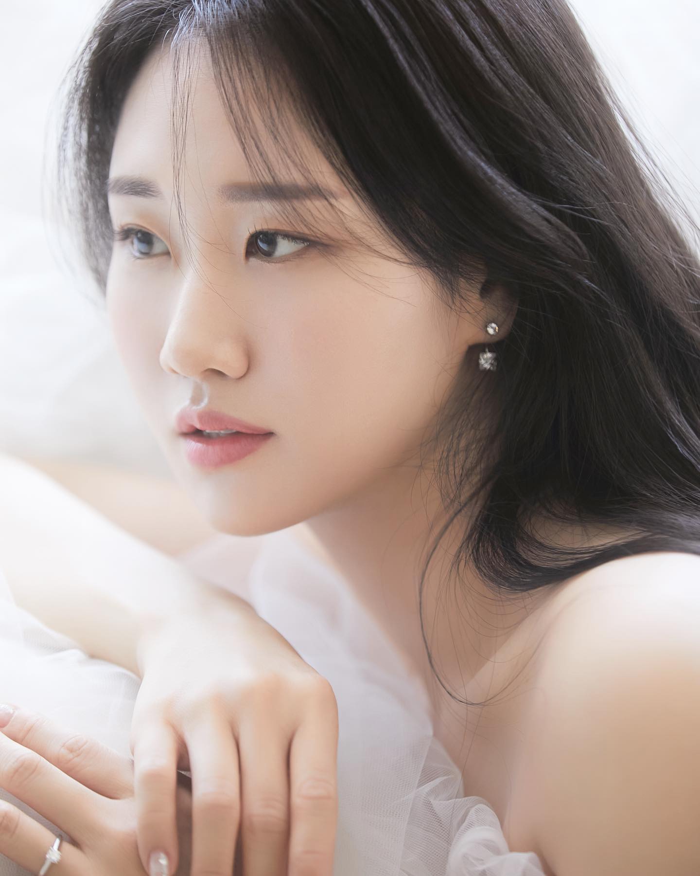 #현조_웨딩 #웨딩촬영 
🤍💍✨
.
#조앤힐 sujin.k__w 
#스튜디오 melofield 
#드레스 selectionh 
#메이크업 woojeong_wed 
#헤어변형 vitden_wedding