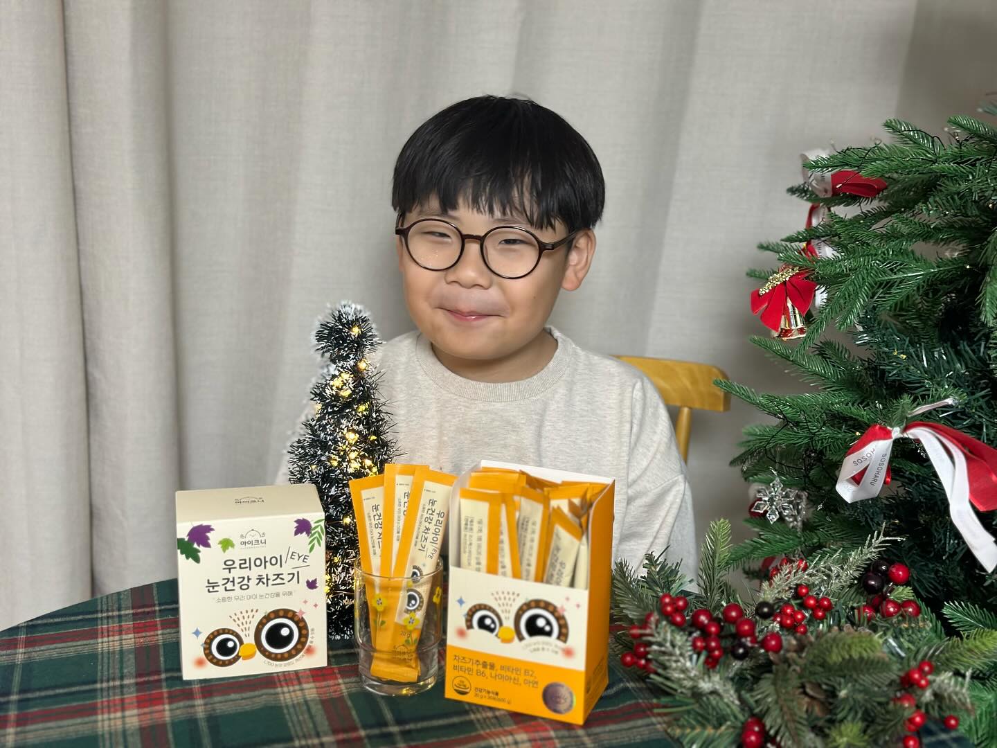 #광고
워킹맘이다보니, 우리 아이 생각보다 미디어에 노출되는 시간이 많더라구요 
제가 집에 없을떄 핸드폰과 tv를 보고 요즘은 테블릿으로 숙제도 많이하기에 좀 더 눈건강에 대해 생각하게 되는 거 같아요 
아에 안볼수는 없으니까 도움이 되는 걸 챙겨주면 어떨까 하는 마음에 섭취하기 시작한 차즈기!!
파인애플맛에 스틱타입의 쫀득한 식감이라 그런지 아이가 거부감 없이 
맛있게, 스스로 잘 챙겨먹으니 넘넘 좋은거 있죠~!!
차즈기는 눈의 피로 개선에 도움을 줄 수 있는 성분으로 챙겨주면 좋겠다 싶더라구요 
휴대하기도 간편하니 언제 어디에서나 슥 꺼내어 섭취하면 딱이죠!!
게다가 비타민B2, B6, 나이아신, 아연까지 함유되어
면역력 증진에도 도움을 받을 수 있다고 해요

※아이크니 우리아이 눈 건강 차즈기 런칭 기념 이벤트
→전원 부추가 OR 네이버페이 5천포인트 제공
→포토립쥬시 2천원, 텍스트 리뷰 500원 적립 
그 외 추첨을 통해 신세계상품권 10만원권(1명), 스타벅스 2만원(5명),배민1만원(10명) 을 드려요 

#아이크니#우리아이#눈건강#차즈기#아이크니차즈기#어린이눈영양제
#어린이영양제#어린이루테인#어린이차즈기#눈건강간식#키즈루테#키즈영양제
#눈에좋은음식#시력관리#젤리영양제