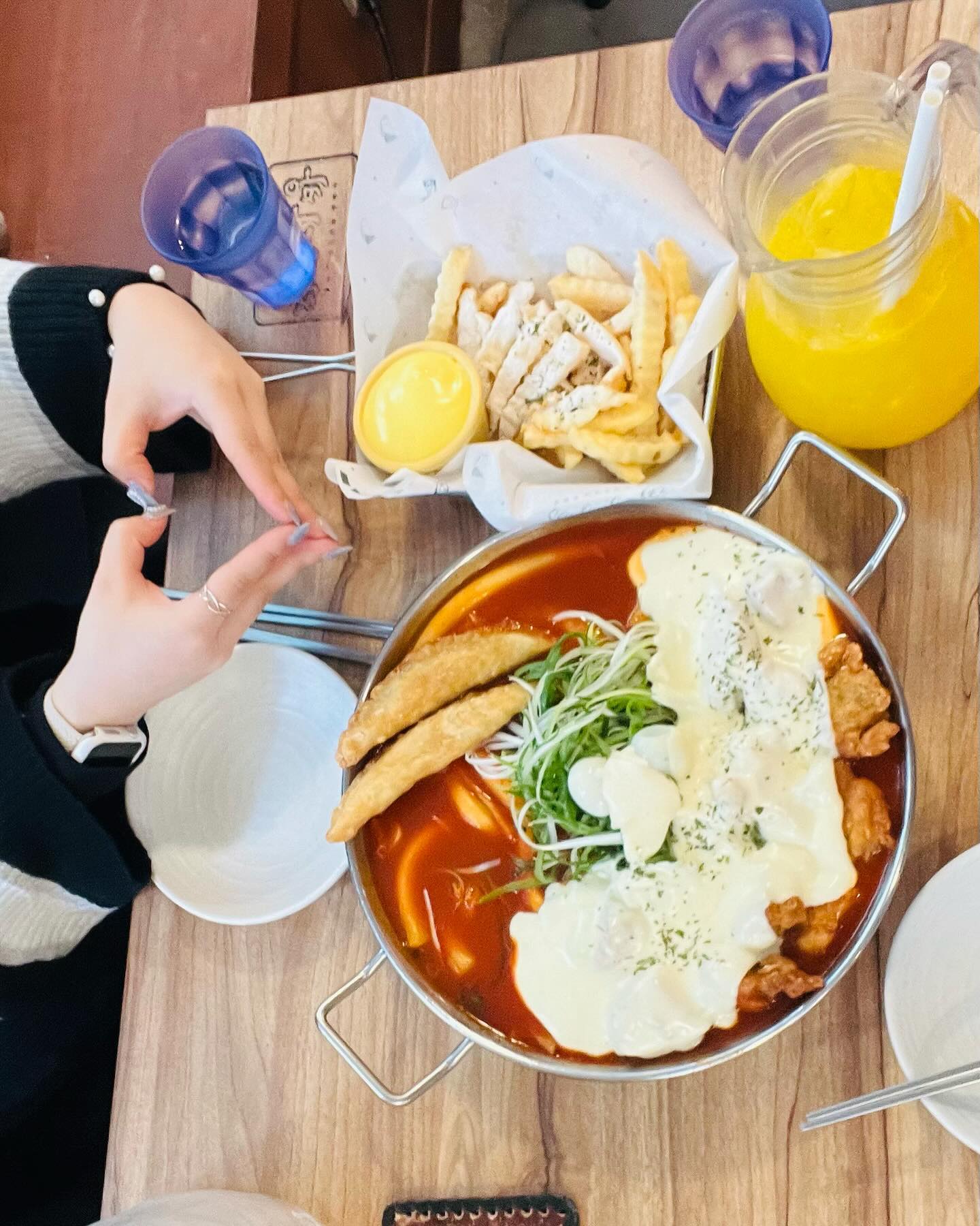 #오랜만에 #피드 
2024.01.29.월

본가 가기전에 너무너무 행복한 시간🫶
오늘 맛있는것도 먹고 오락실가서 인형뽑기도 하고 공방가서 향수도 만들고 너무 즐겁고 행복한 시간이였다👍
그나저나 나.. 본가가면 누구랑 놀지..?😢

학교가기는 싫지만 학교는 가고싶고 대구에 계속 있고 싶어ㅓㅓㅓㅓ

#대구 #대구생활 #일상 #동성로 #친구 #공방 #향수 #청년다방 #인형뽑기 #최고 #행복한하루 #행복한시간 #좋아요 #❤️ #👍
