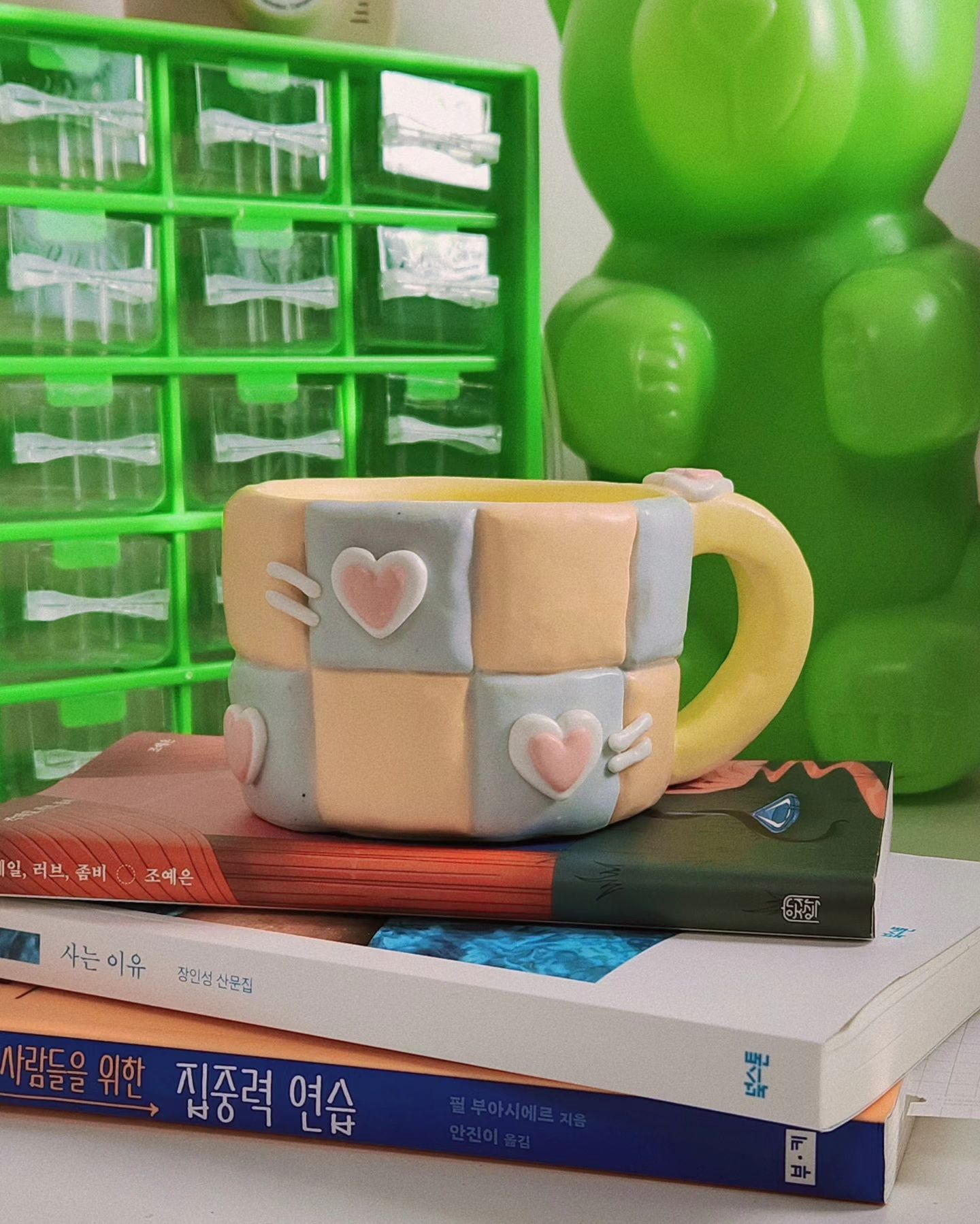 조굼 무겁지만 귀여운 마이 프레셔스,,,

맘에 들어서 방에서 뽀짝뽀짝 찍음
낼 여기다 커피 담아 마셔아지!!!!
-
#핸드빌딩도예 #mwm #취미 #패딩컵 mwm_seoul