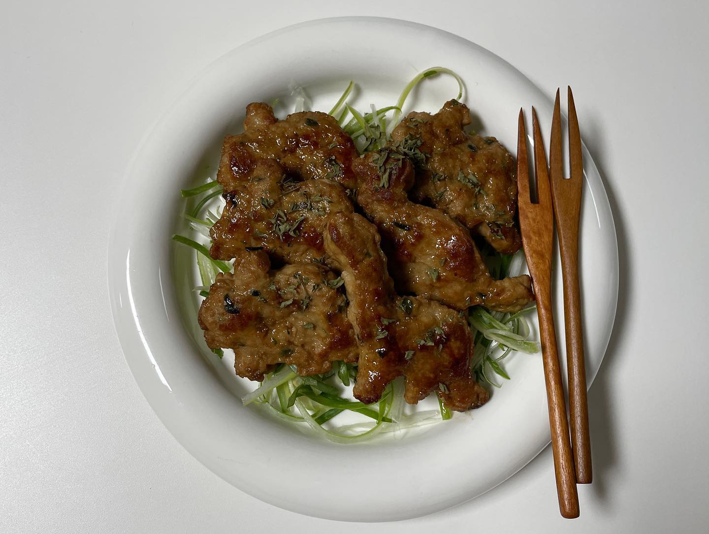 #제품제공 #협찬
하림 용가리 두번째 미션은 맥주 안주와 어울리는 음식! 

용가리땡을 단짠단짠 양념했어요ღ 단짠단짠하니 너무 맛있고 맥주랑 찰떡이였어요! 처음에는 밥 반찬으로 구웠는데, 반찬으로 먹어도 밥에 잘 어울려서 아이들도 좋아할 맛이에요!❤️ 특히 채소를 3mm컷팅해서 아이들이 즐겁게 섭취할 수 있도록 만들었다는 점이 너무 센스있게 느껴지더라고요👏

국내최초 공룡모양의 동그랑땡이라 너무 귀엽지 않나요?🤭 하림 용가리땡으로 반찬, 안주로 즐겨보세요😆

남은 주말도 즐겁게 보내시고 굿밤 되세요💖

#하림 #역시하림 #황금레시피 #하림용가리땡 #용가리 #안주추천 #아이반찬 #용가리땡 #동그랑땡 #반찬추천 #단짠단짠 #맥주안주 썸머닭체험단